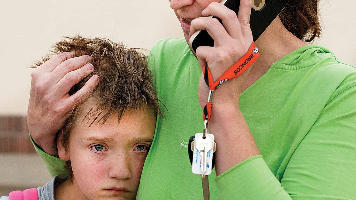 Colorado wildfire destroys 8 homes, forces evacuations