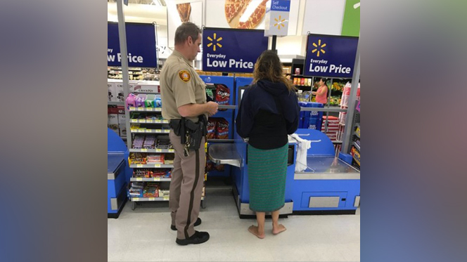 Cop stops barefoot homeless woman on the street, buys her shoes