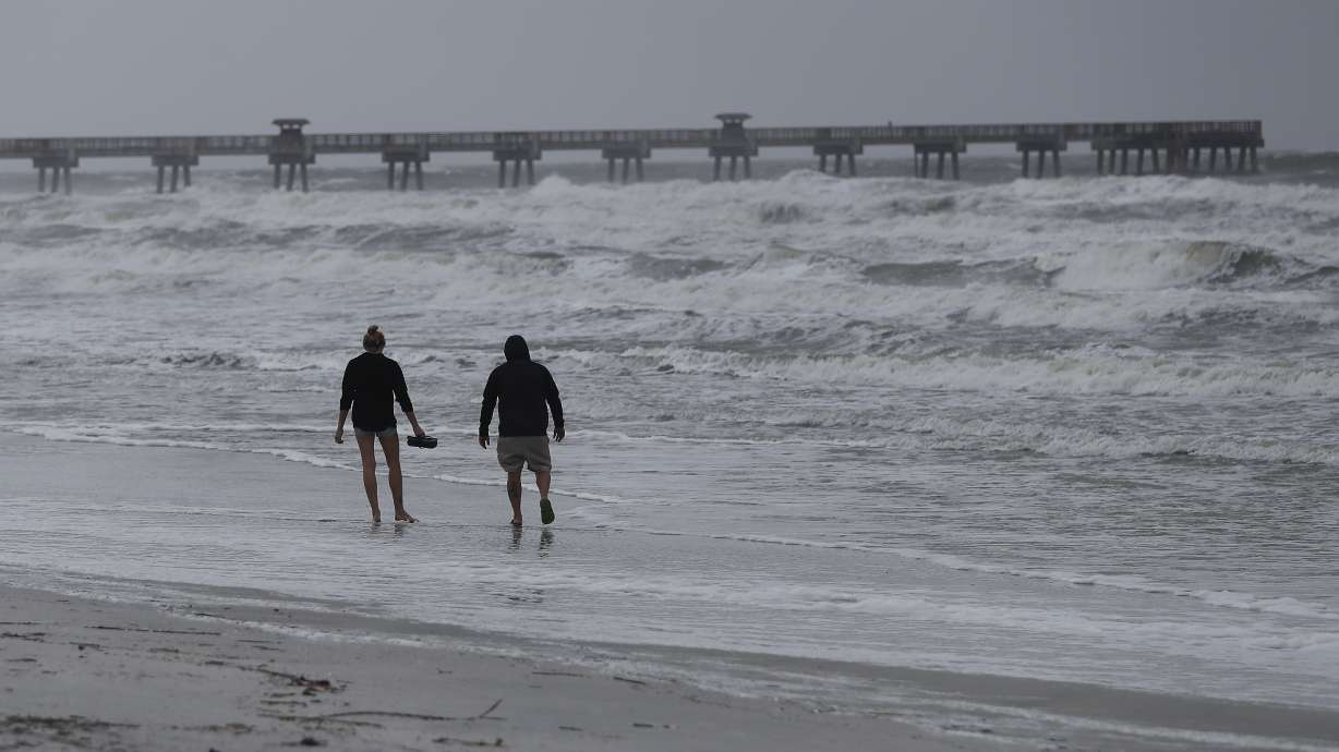 Matthew may return later to Florida in 'funky loop' dance