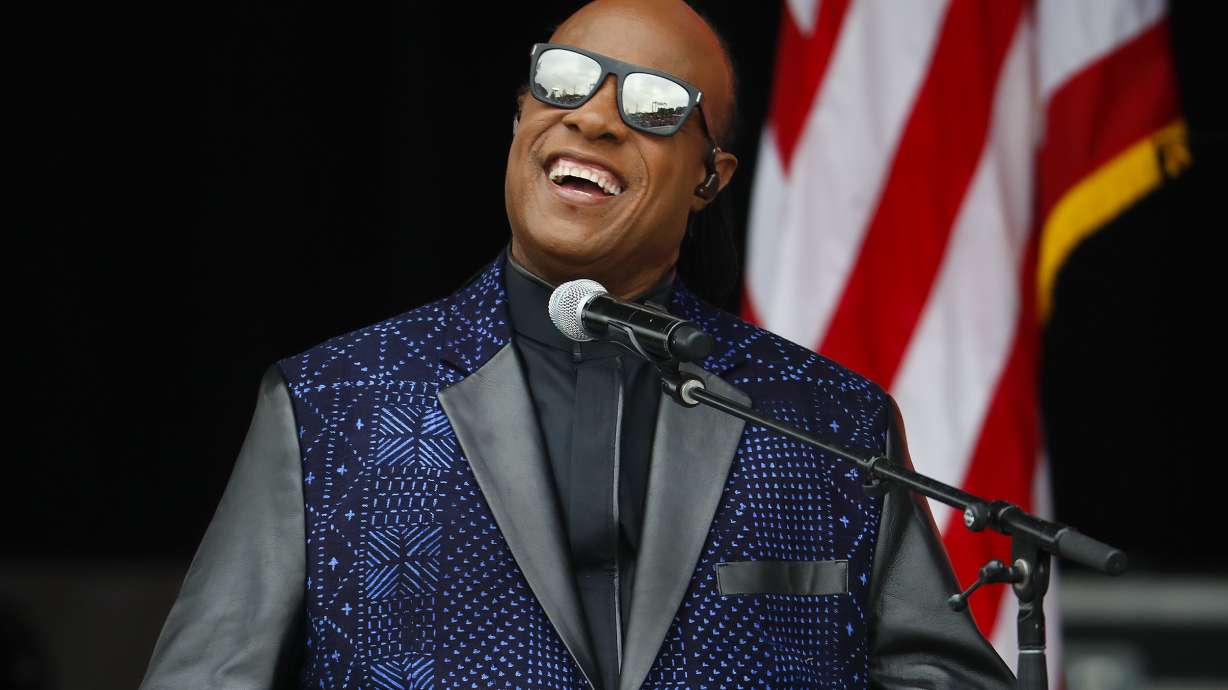 The Latest: Wonder, Khan wow crowd at Prince tribute show