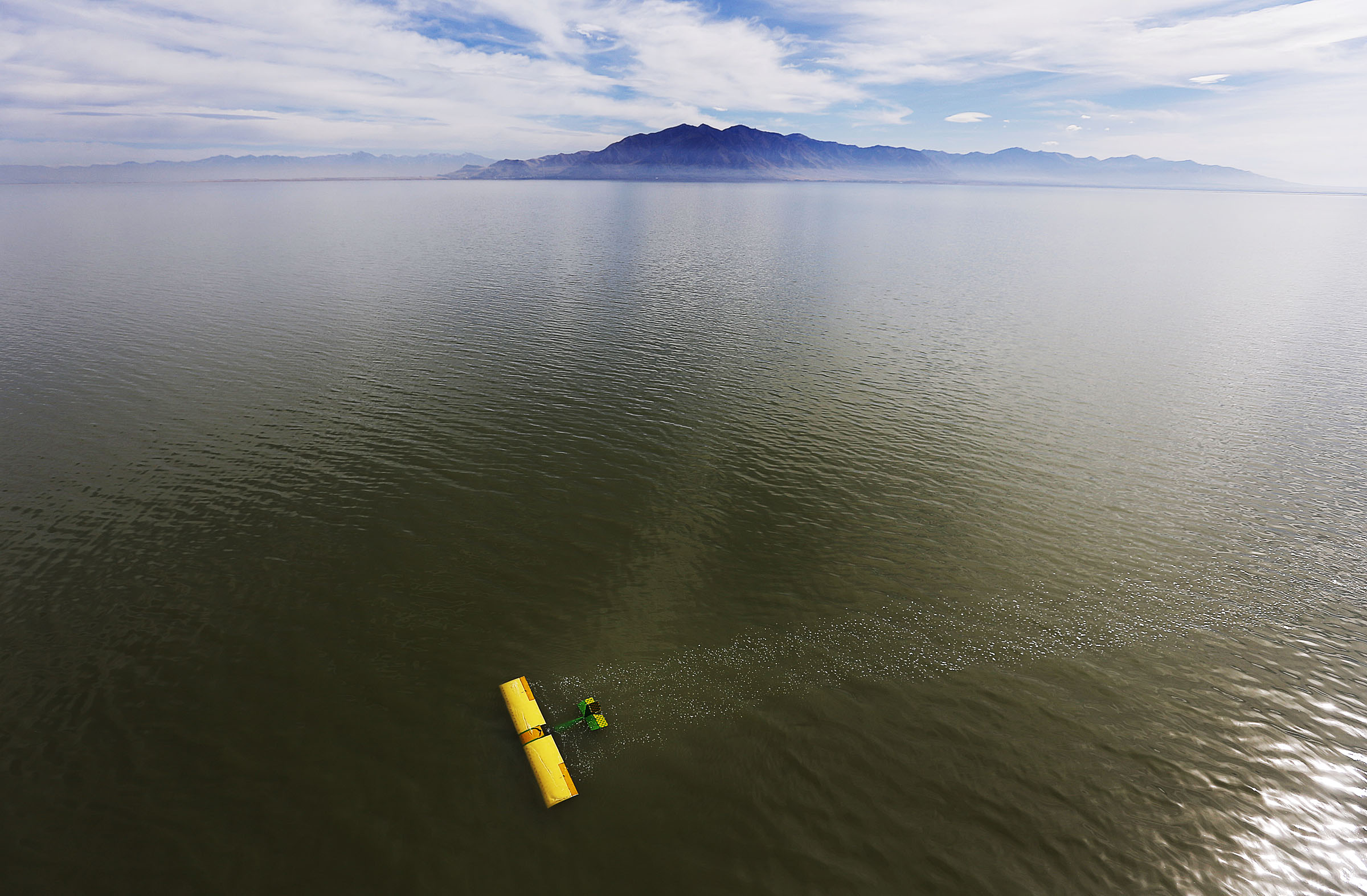 Plane crashes into Great Salt Lake