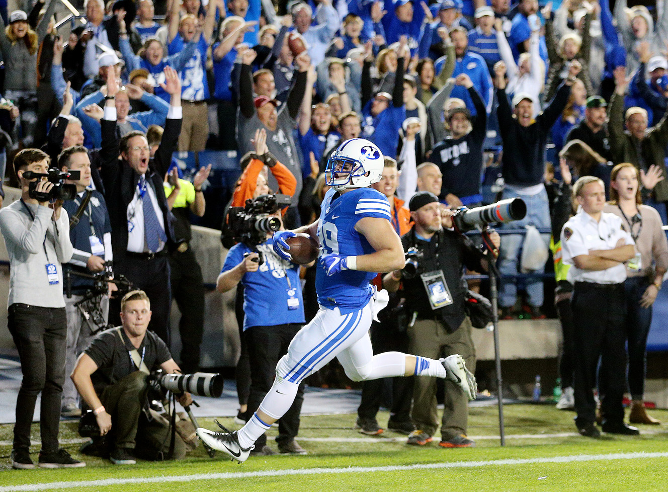 BYU tight end Tanner Balderree (89) runs in for the go ahead touch down as BYU and Mississippi State play in Provo at LaVell Edwards Stadium on Friday, Oct. 14, 2016. (Photo: Scott G Winterton, Deseret News)