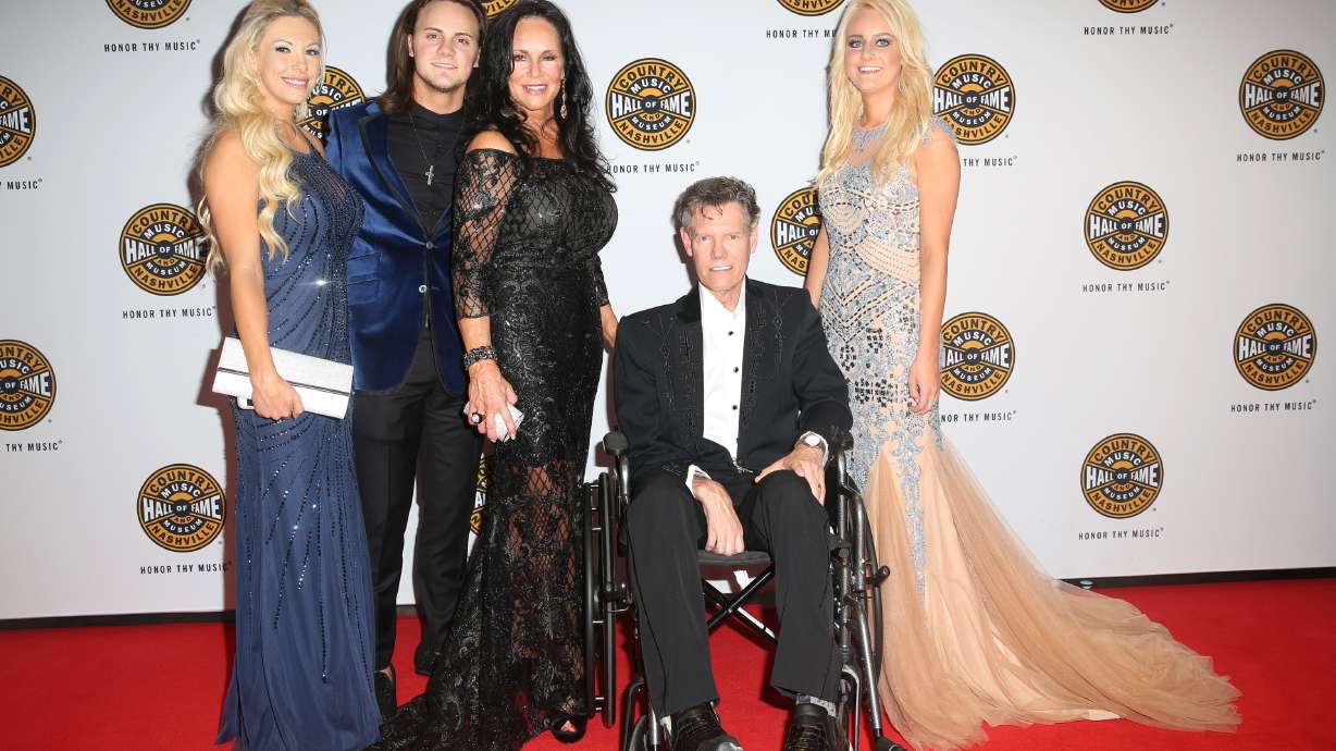 Randy Travis stuns crowd, sings at Hall of Fame induction