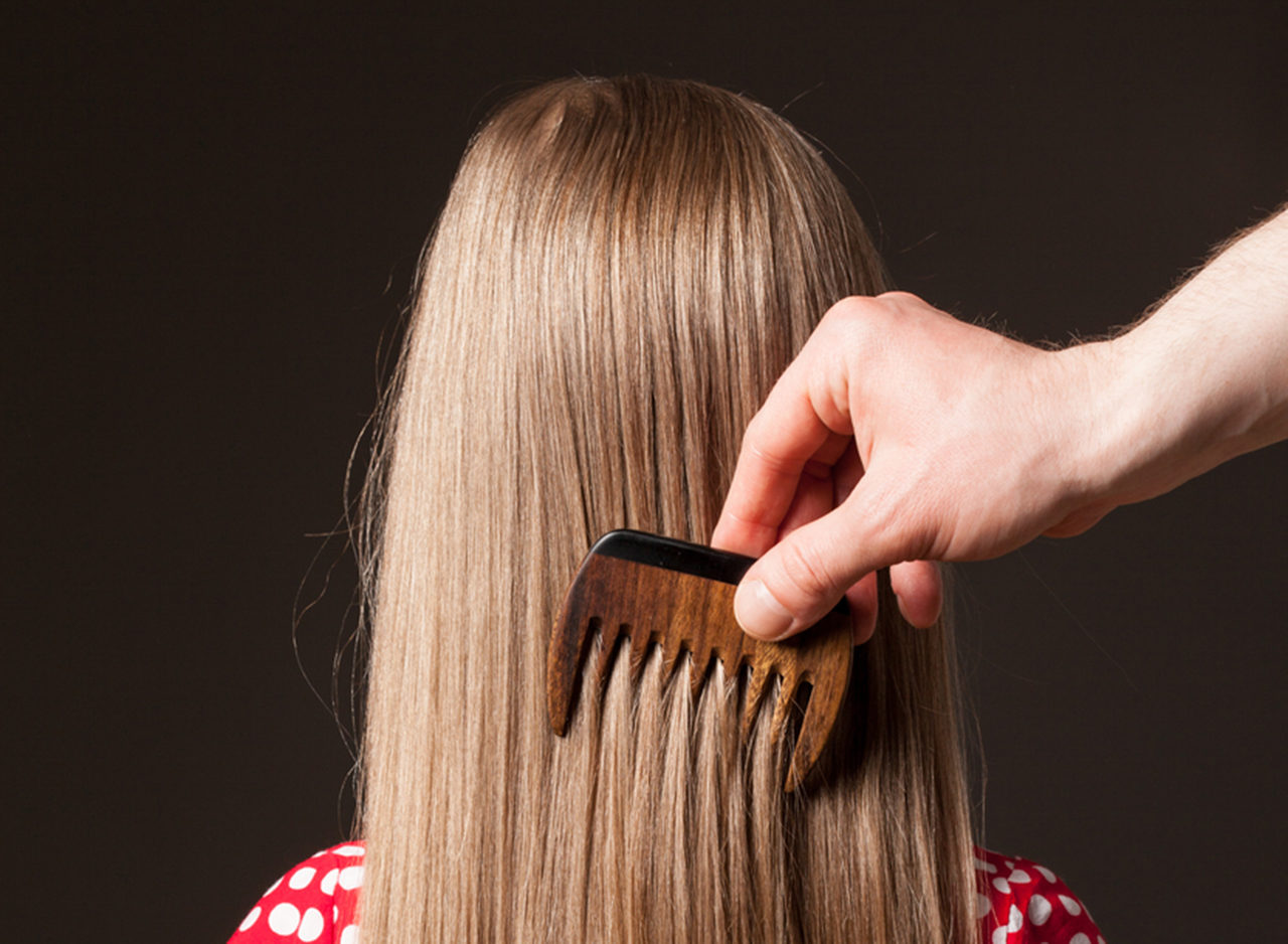 Dads learning to do their daughters' hair in classes