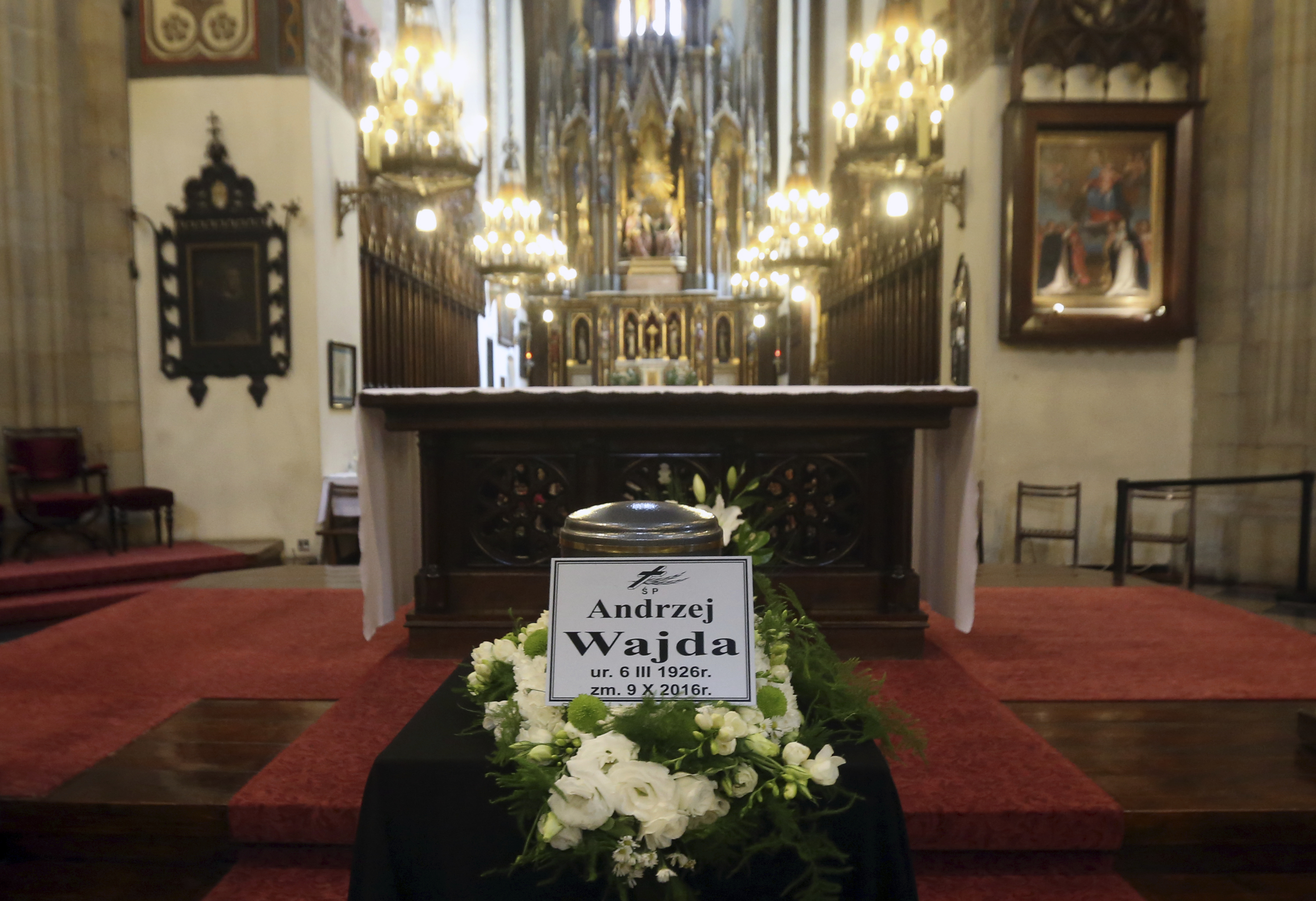 Hundreds mourn top filmmaker Andrzej Wajda in Poland