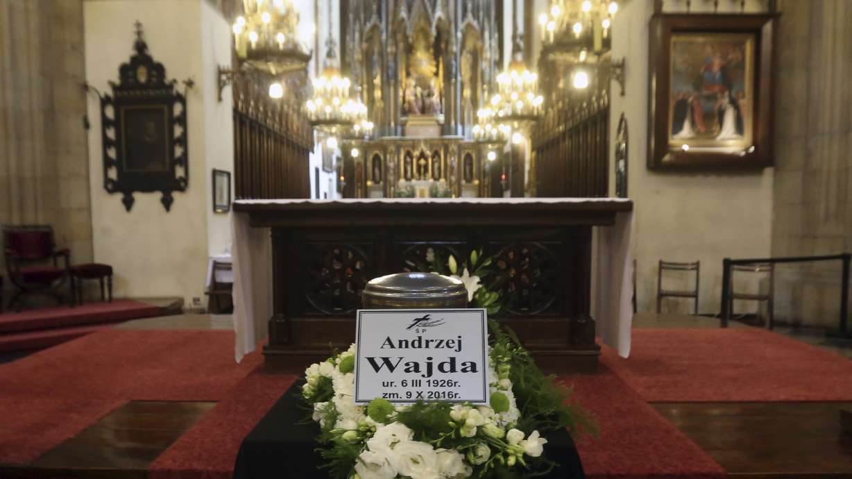 Hundreds mourn top filmmaker Andrzej Wajda in Poland
