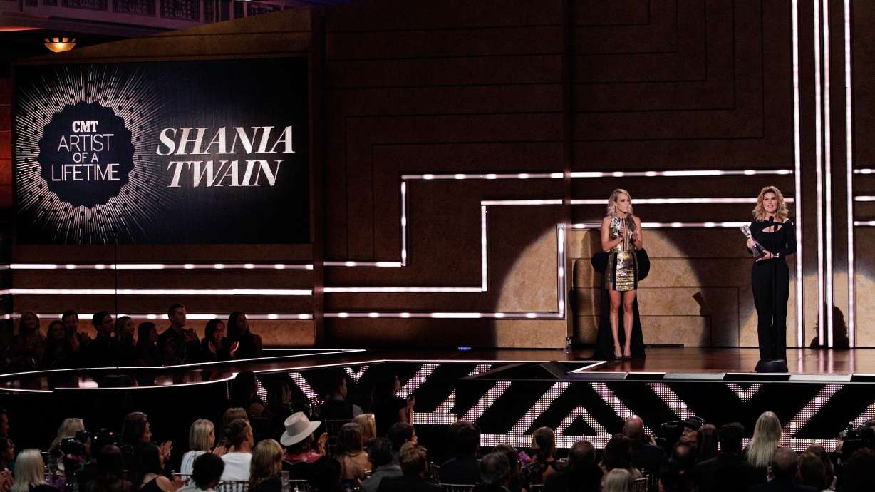 Female singers rock the CMT Artists of the Year