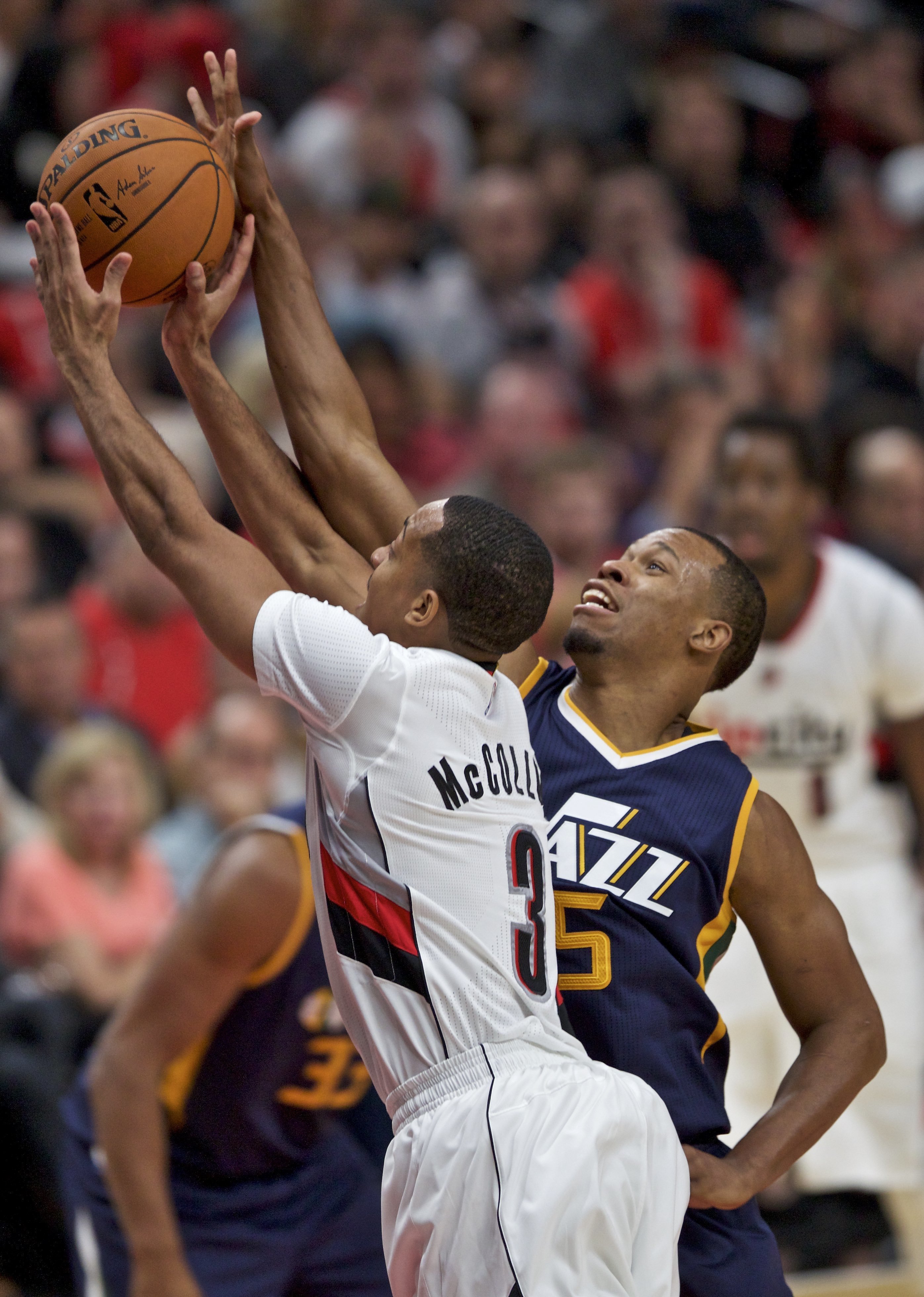 Lillard scores 39, Blazers run home-opening win streak to 16