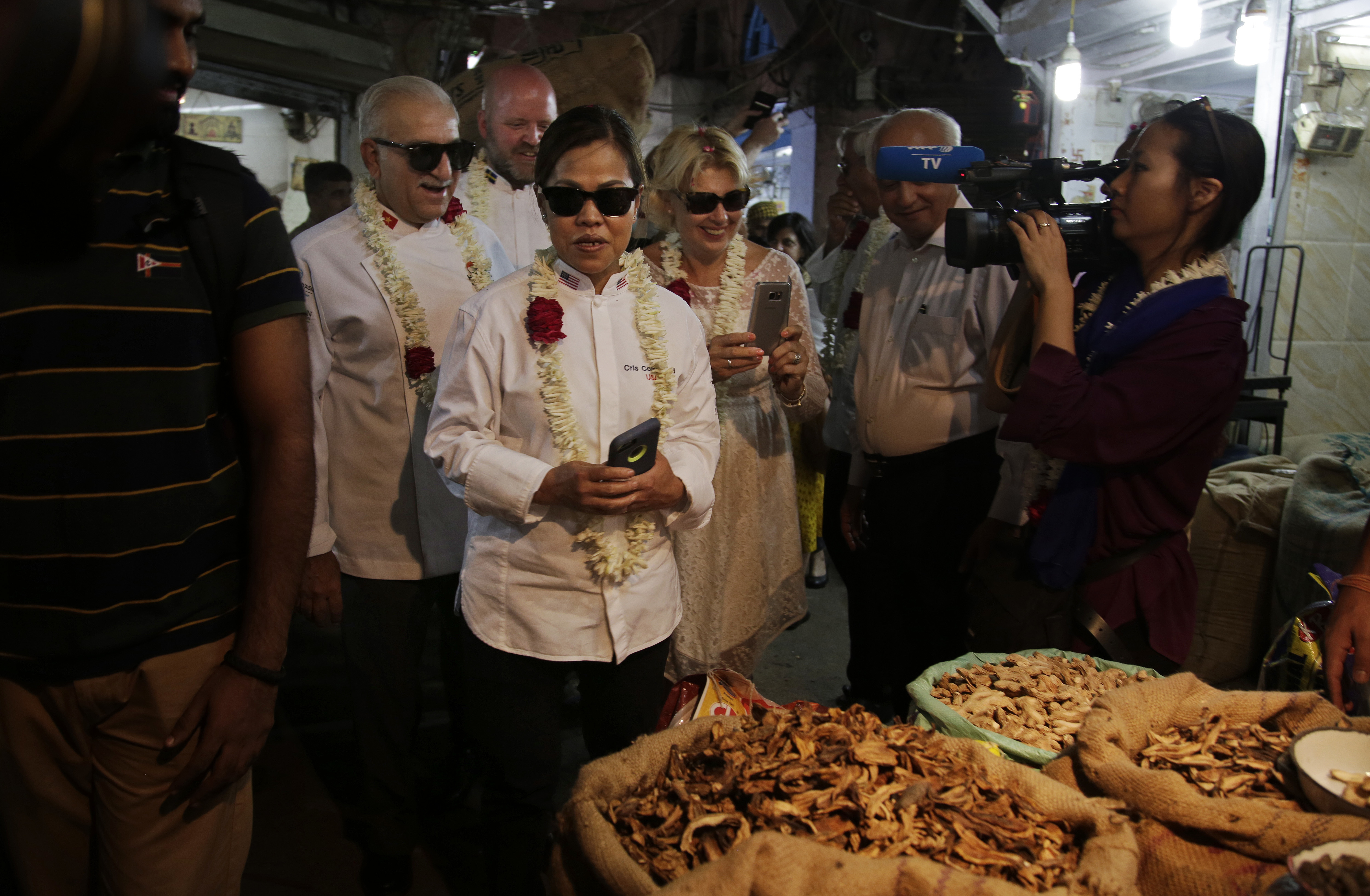 Global leaders' personal chefs sample Indian market fare