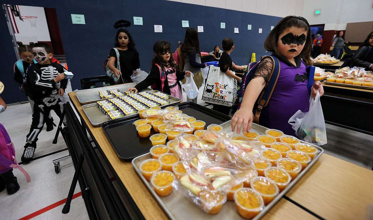 Students choose food during the Breakfast in the Classroom program at Backman Elementary School in Salt Lake City on Friday, Oct. 28, 2016. At right is student Candice. (Photo: Ravell Call, Deseret News)