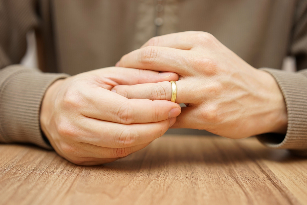 10 things you should never do with your wedding ring on