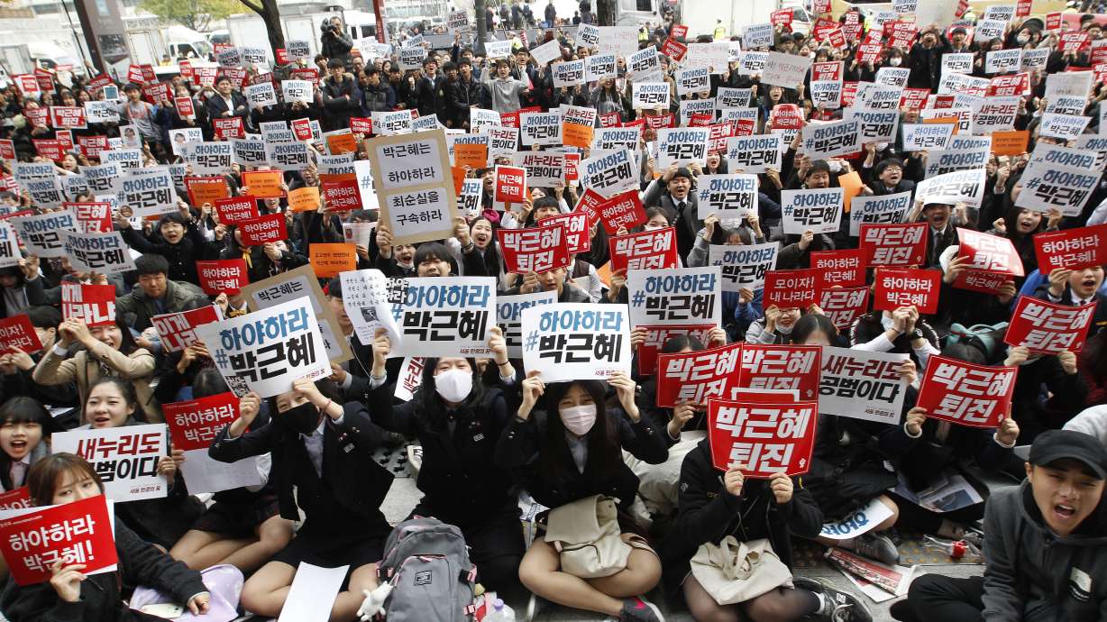 2 former aides of Park arrested as S. Korea scandal widens