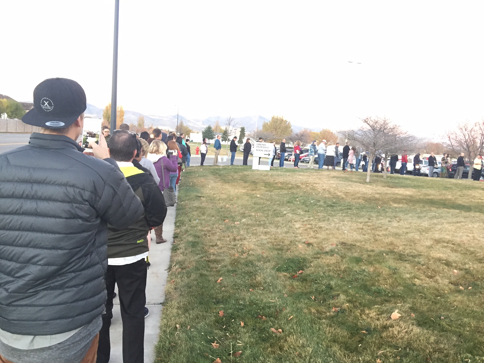 The line to vote the morning of Nov. 8, 2016, at Bingham Creek Library. Photo: Rachel Pommerening