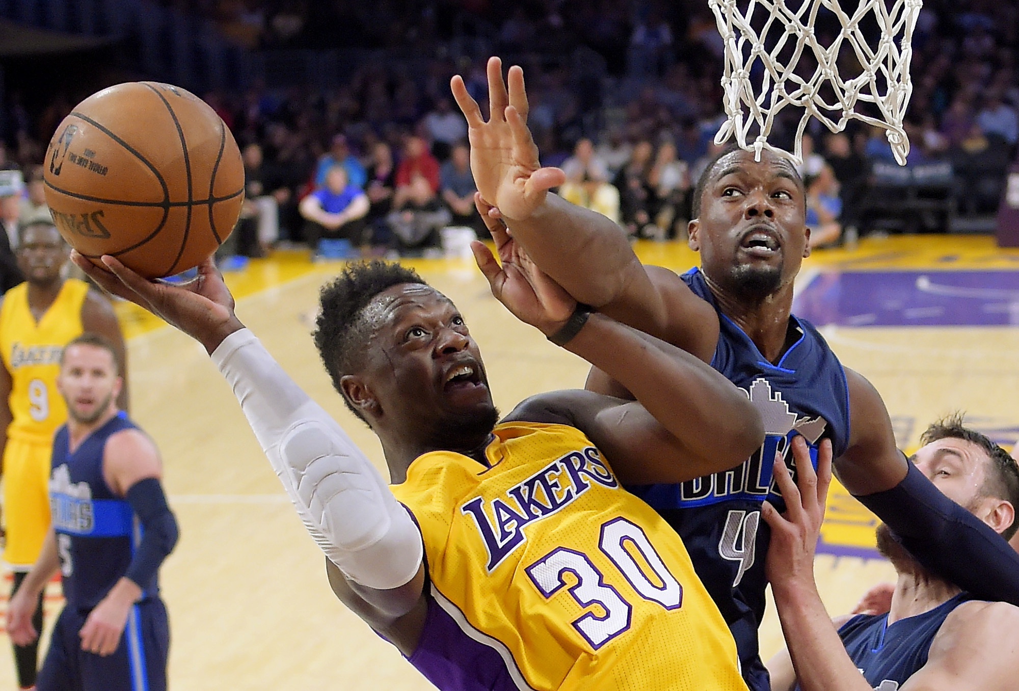 Harrison Barnes scores 31, Mavericks hold off Lakers 109-97