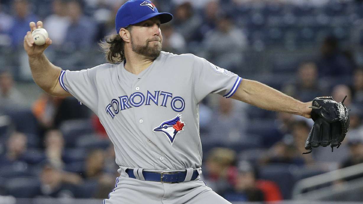 RA Dickey agrees to $8M deal with Braves