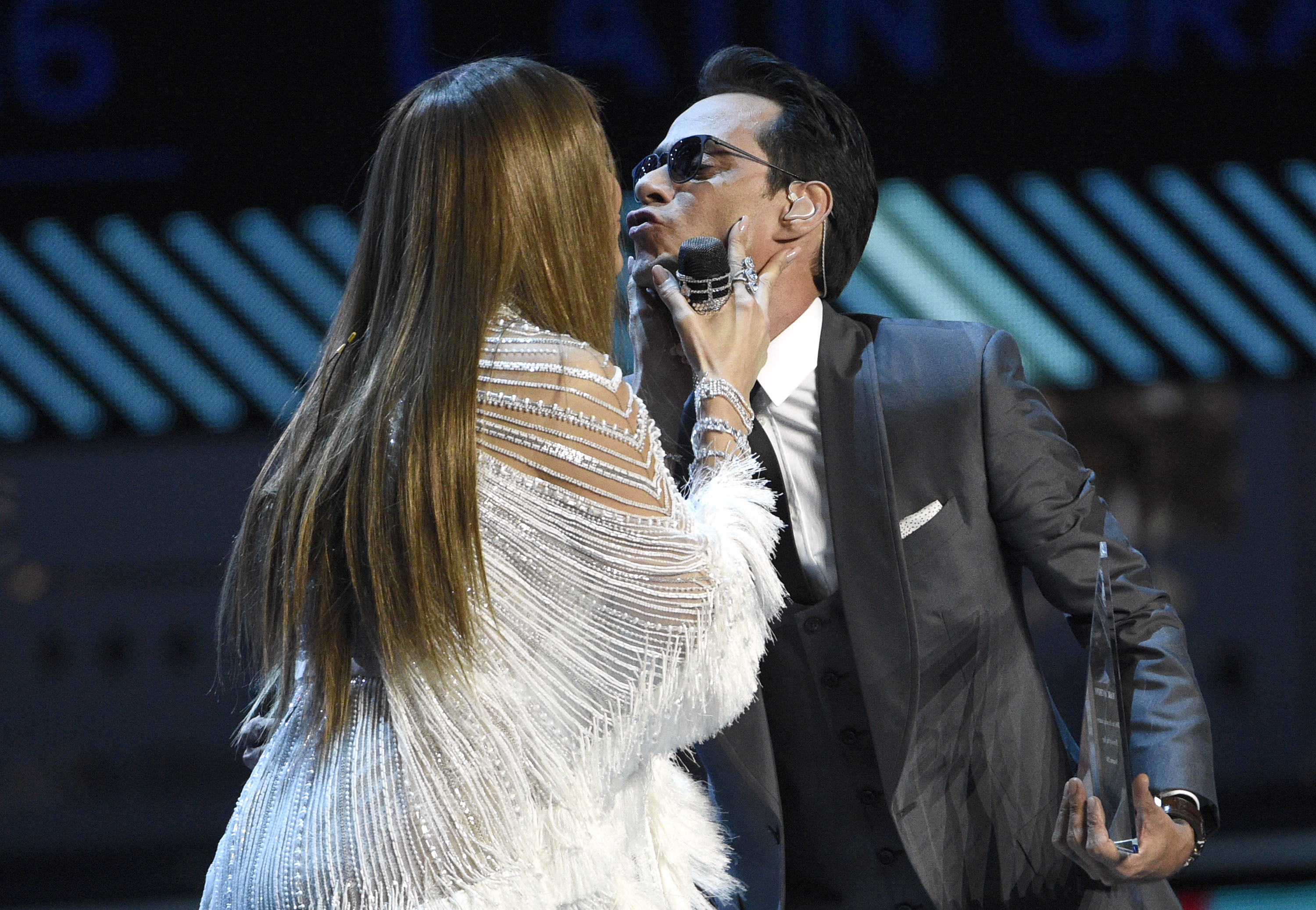 Jennifer Lopez duets with Marc Anthony at Latin Grammys
