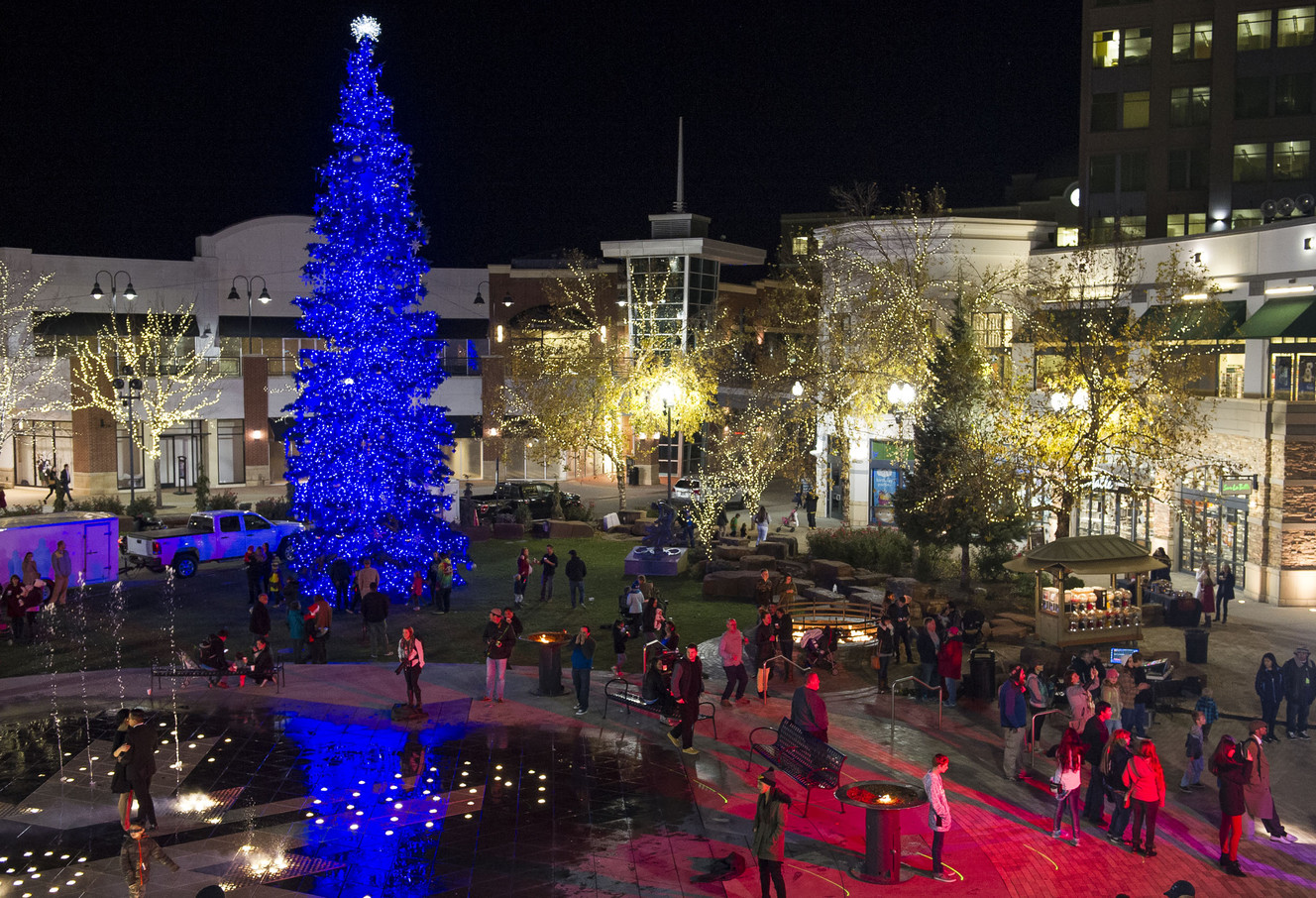 Gateway kicks off holidays with SL's first tree lighting of the season