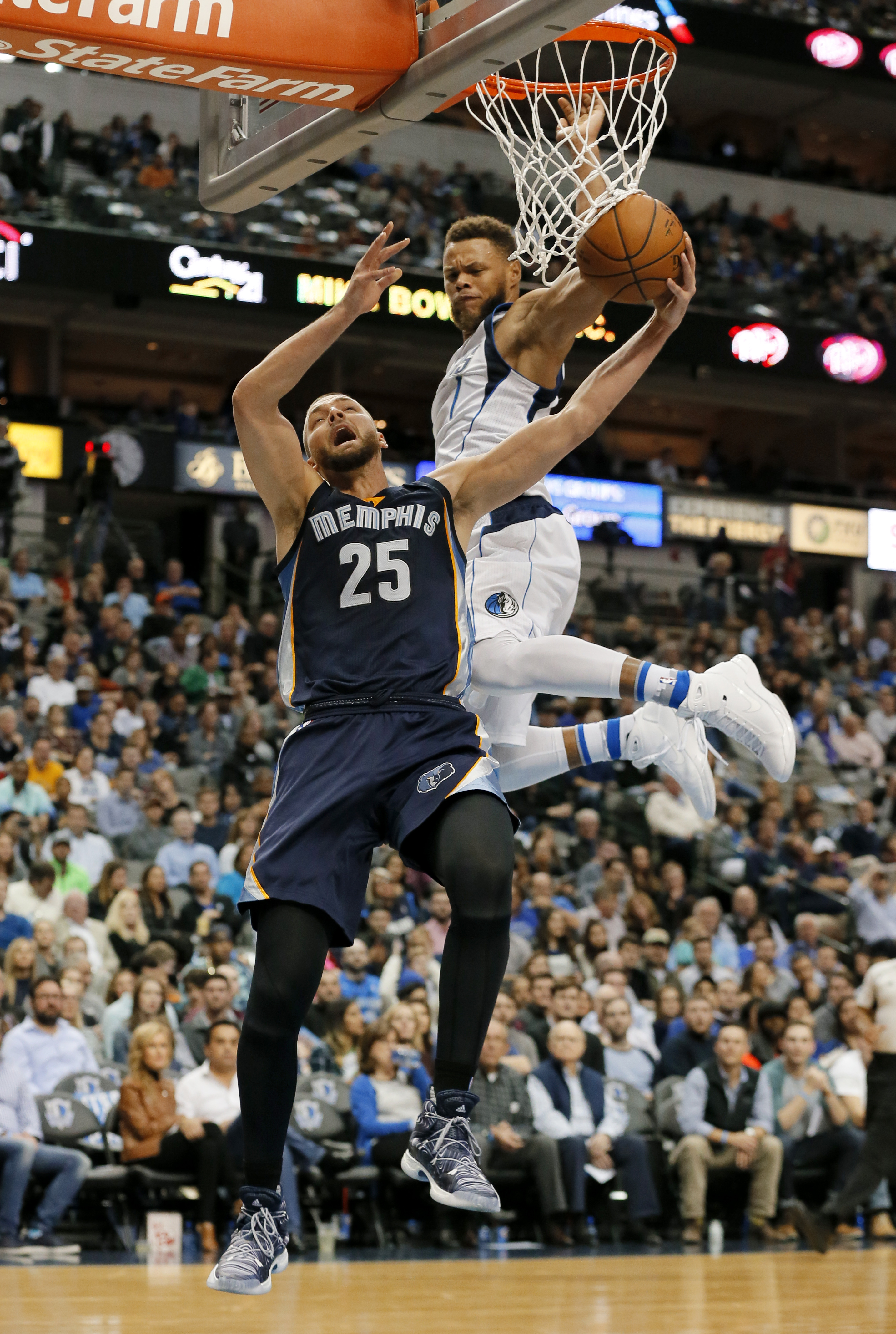 Grizzlies' Parsons has bone bruise in his left knee
