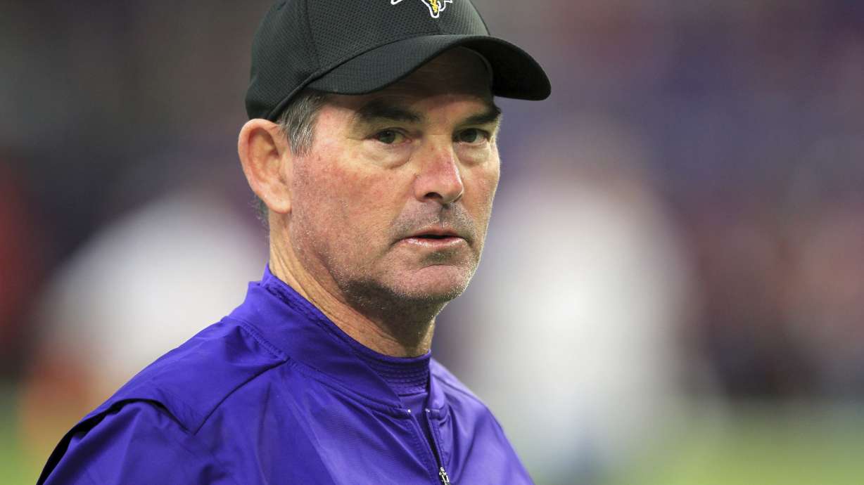 Vikings coach Mike Zimmer returns after eye surgery