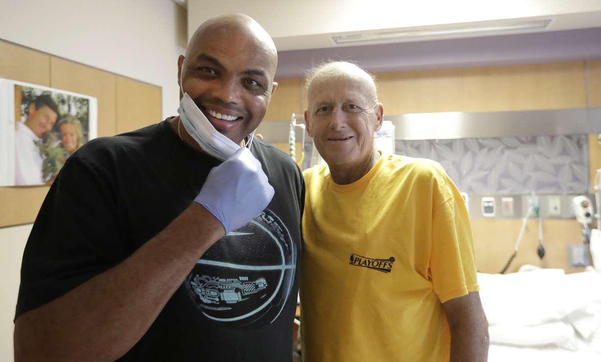 NBA Hall of Fame member and TNT colleague Charles Barkley, left, poses with longtime NBA sideline reporter Craig Sager while visiting Sager at MD Anderson Cancer Center in Houston. (Photo: AP Photo)