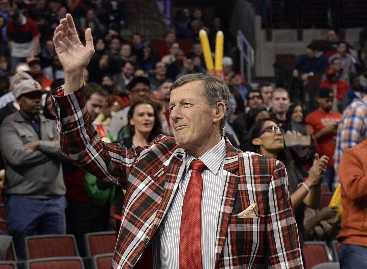 Craig Sager acknowledges the crowd during a timeout in an NBA basketball game between the Chicago Bulls and the Oklahoma City Thunder in Chicago. (Photo: AP Photo)