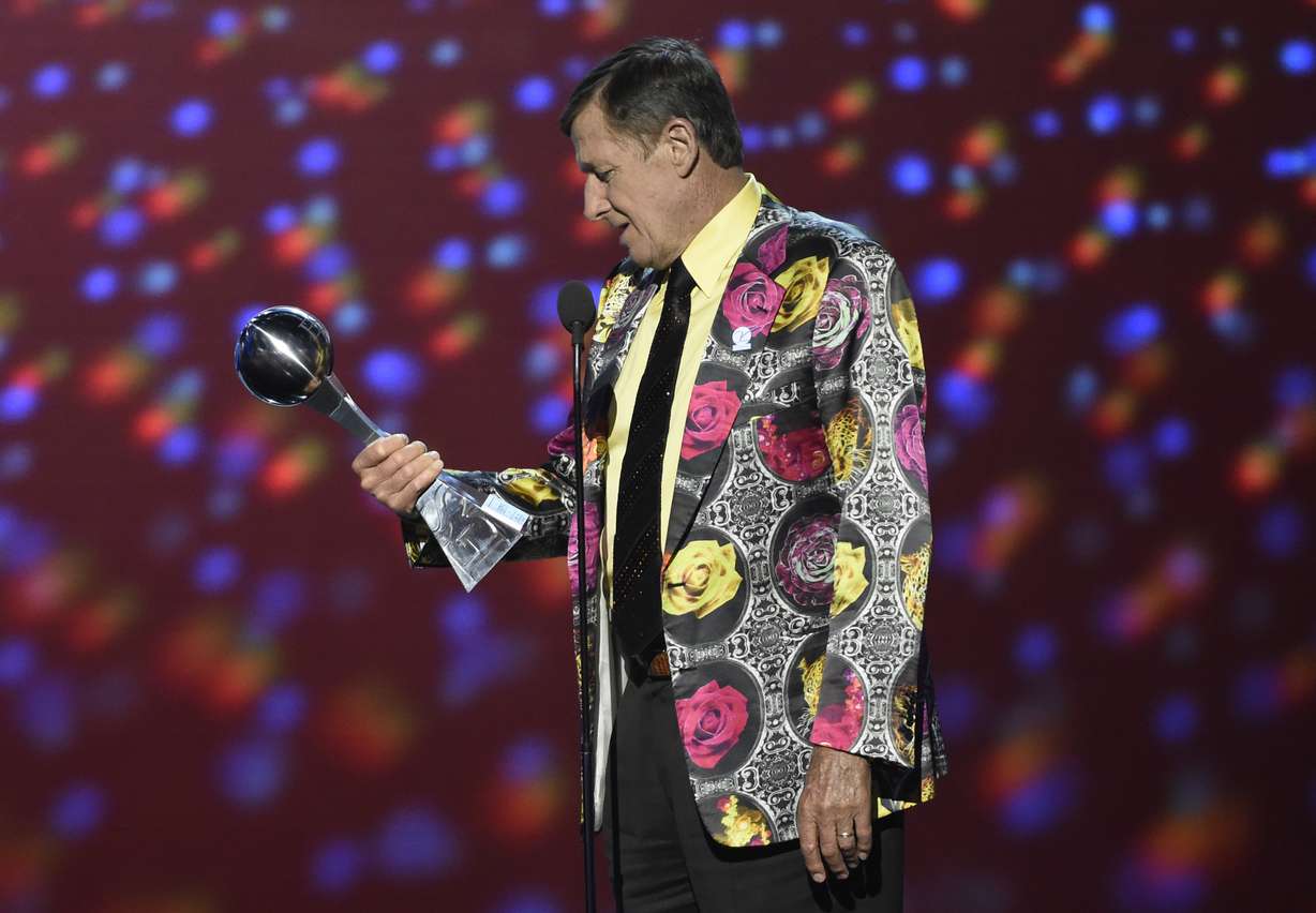 Craig Sager accepts the Jimmy V award for perseverance at the ESPY Awards at Microsoft Theater in Los Angeles. Longtime NBA sideline reporter Craig Sager has died at the age of 65 after a battle with cancer. (Photo: AP Photo)