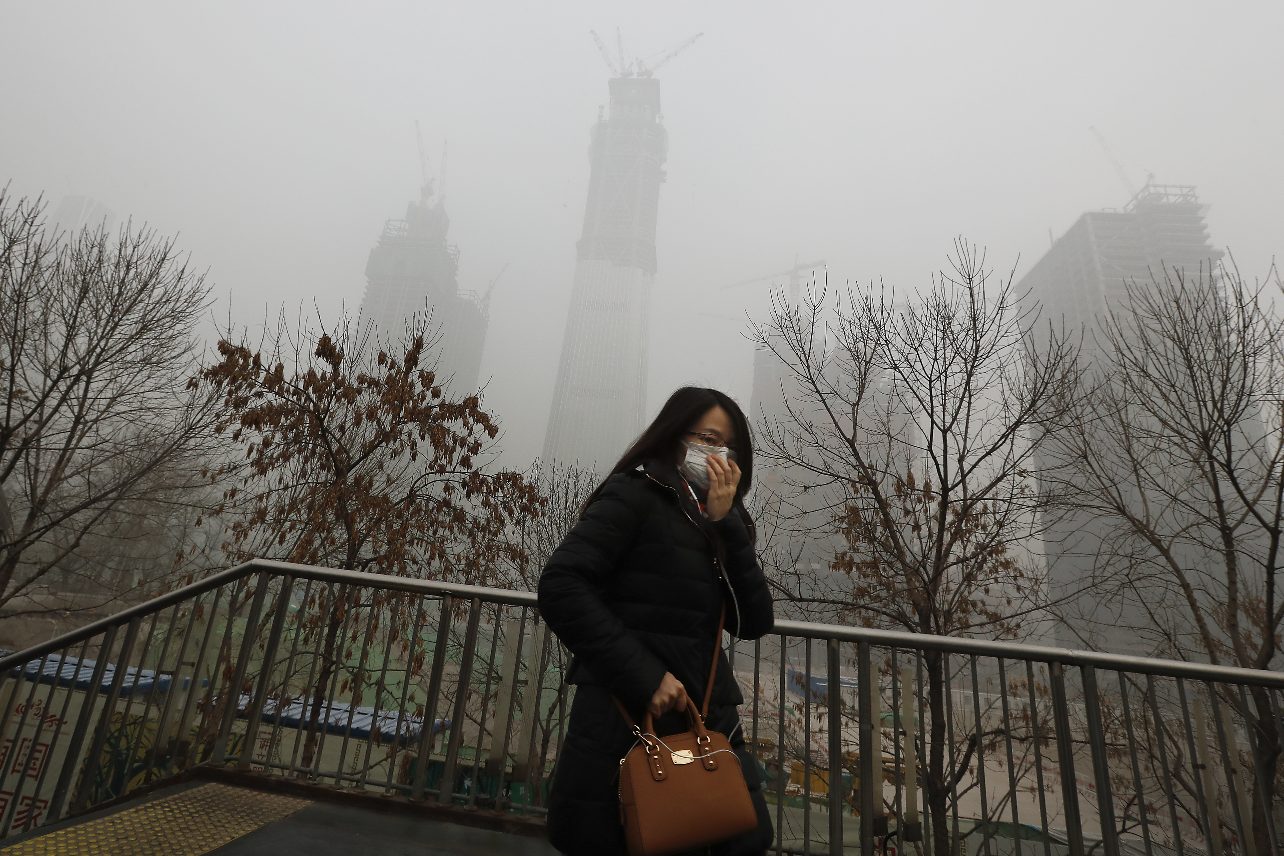 Smog chokes Chinese cities, grounding flights, closing roads