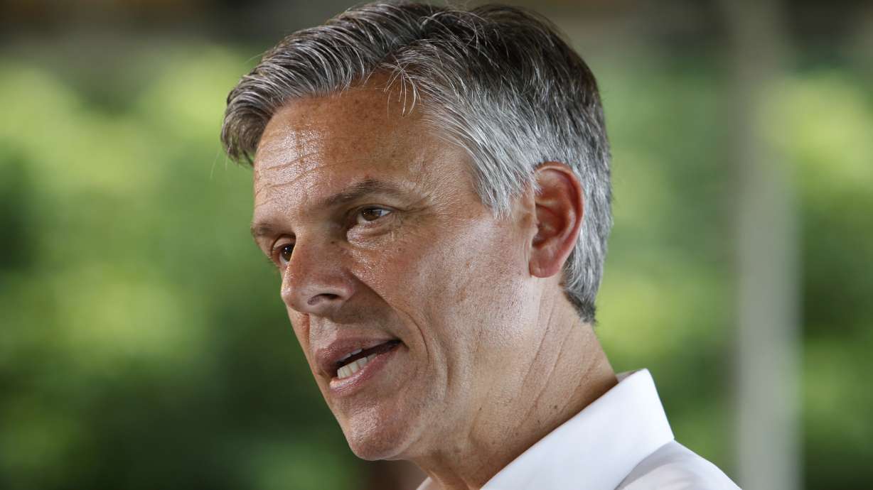 Jon Huntsman Jr. discusses Russian aggression with Navy officials in Mediterranean