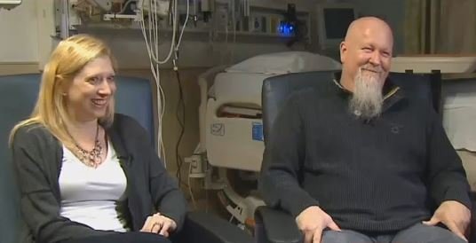 Husband gives wife kidney transplant days before Christmas