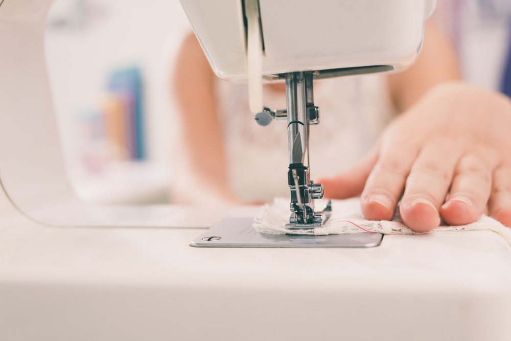 Teen helps her own, selflessly sewing blankets for sick children