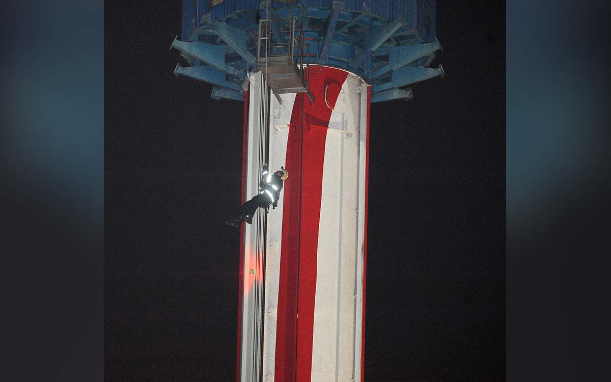 21 people rescued from California ride stuck 100 feet high