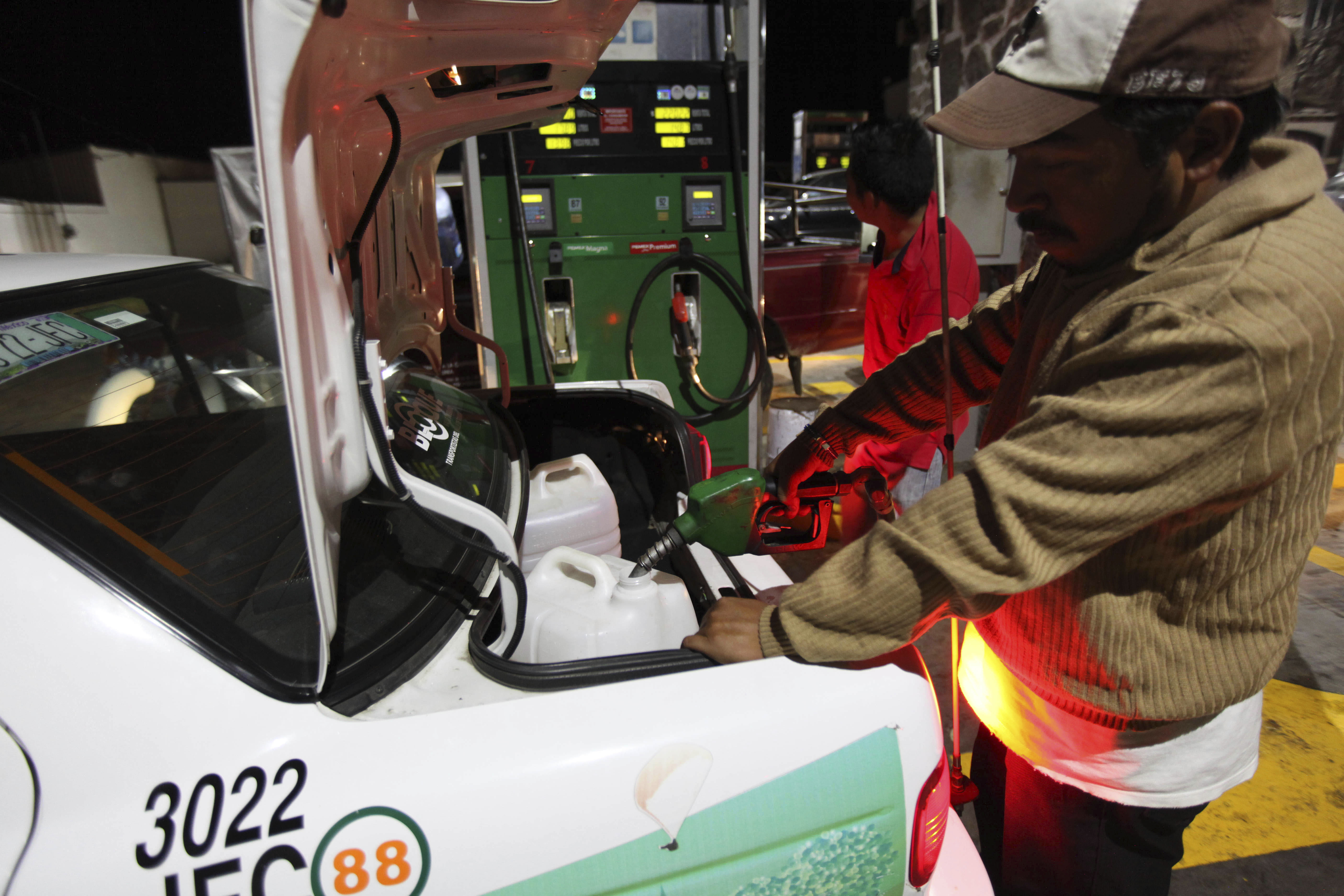 Long gas lines, price hike mar holiday season in Mexico