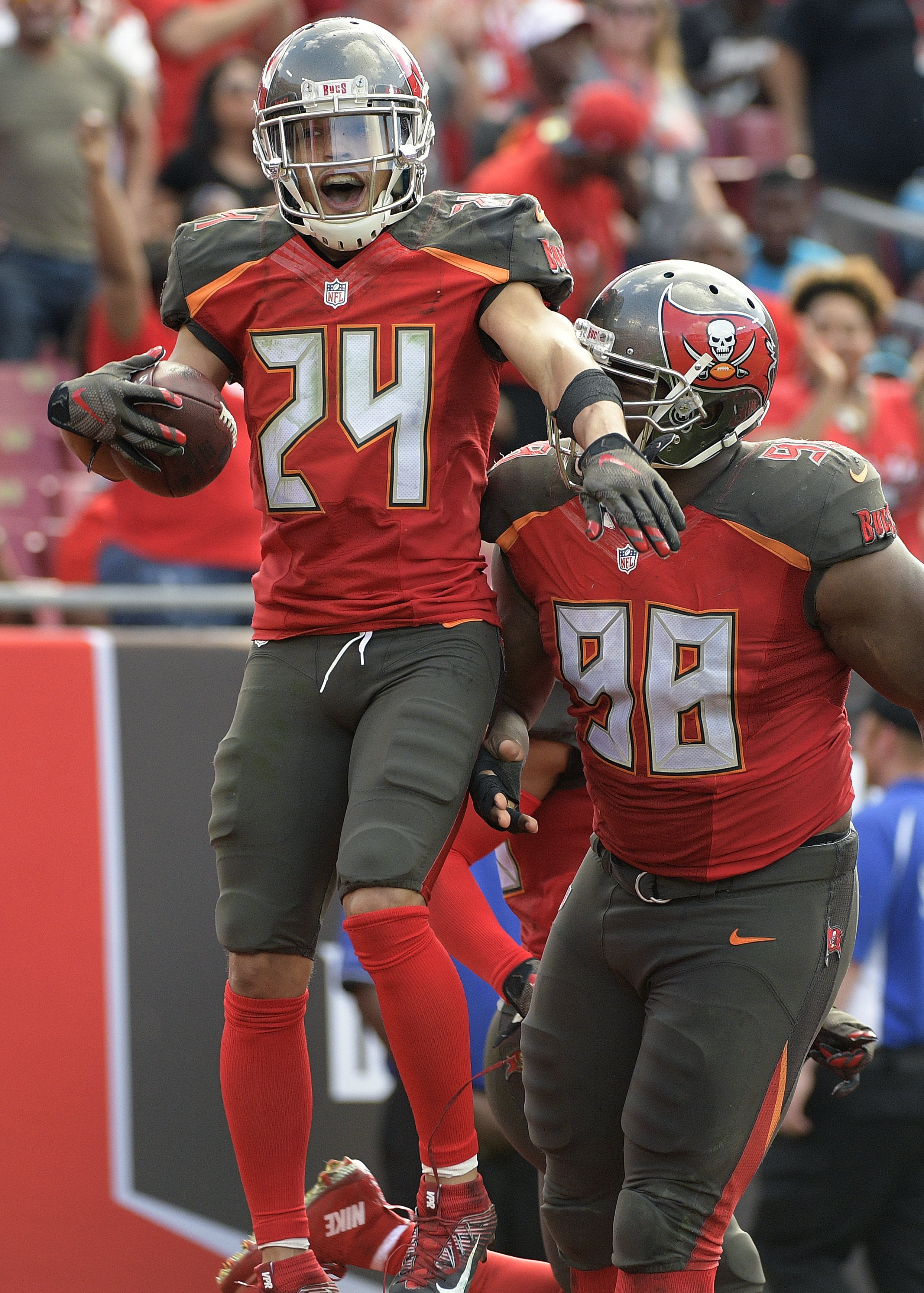 Bucs hold off Panthers 17-16, finish with winning record
