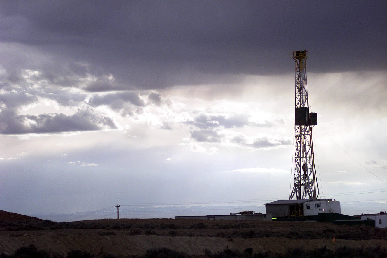 An oil rig is pictured in the Uinta Basin. A dramatic drop in oil and natural gas prices has left the basin in a slump. (Photo: Scott G. Winterton, Deseret News, File)