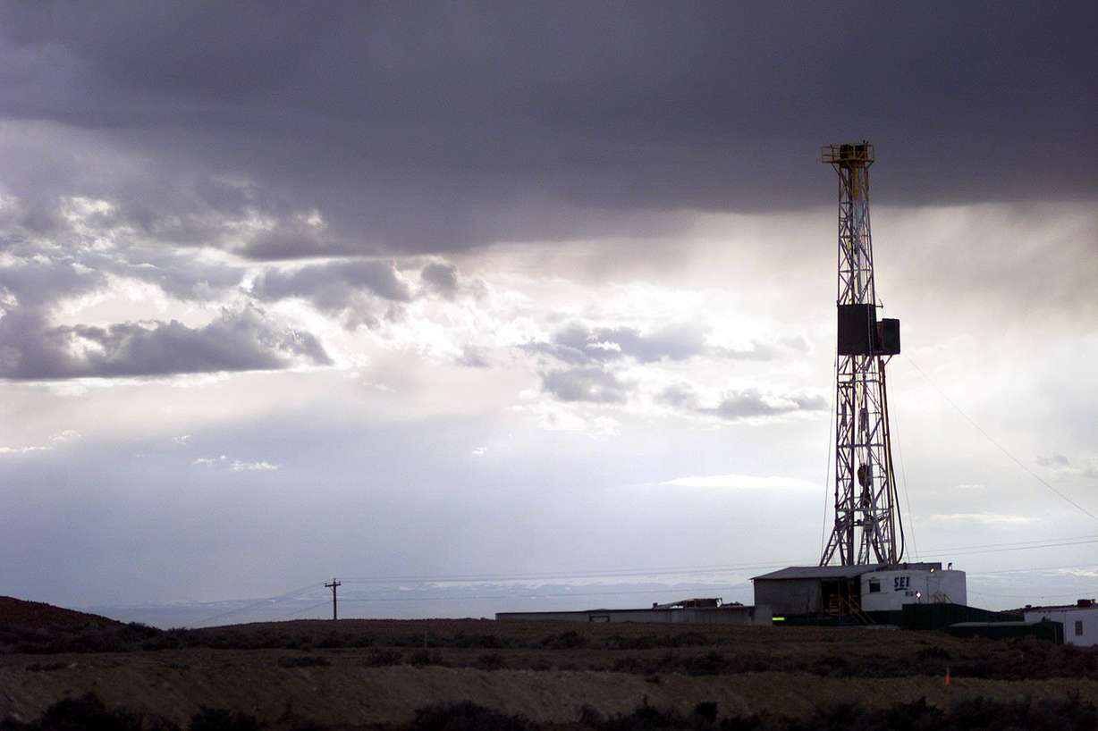 An oil rig is pictured in the Uinta Basin. A dramatic drop in oil and natural gas prices has left the basin in a slump. (Photo: Scott G. Winterton, Deseret News, File)