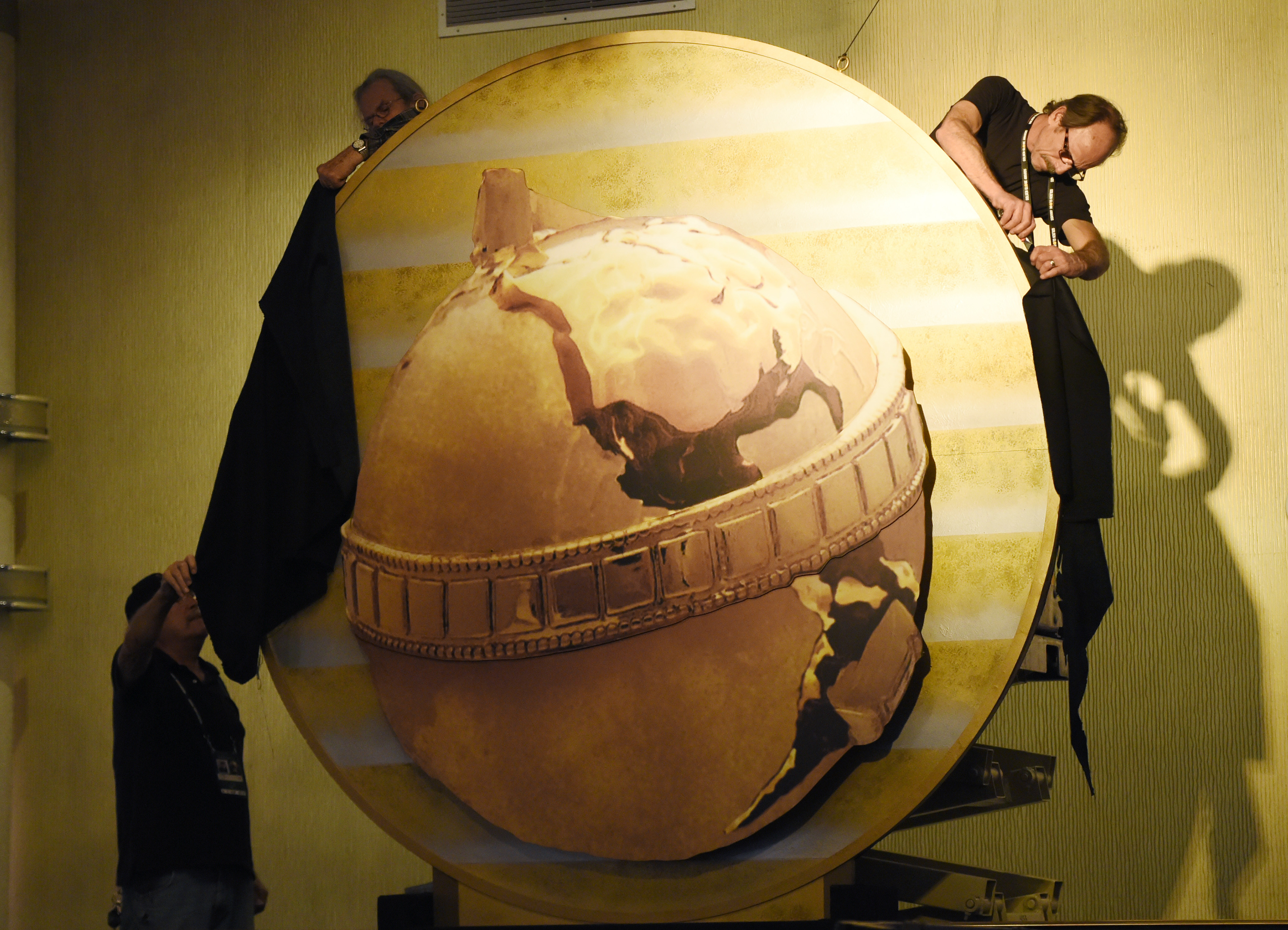 Will Hollywood be in the mood to party at Golden Globes?