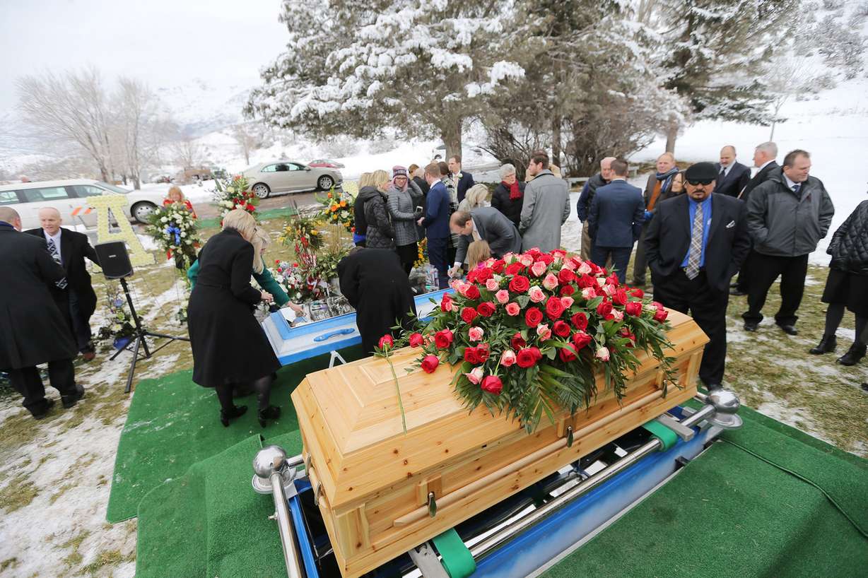 Family, friends gather at Eastlawn Memorial Hills Cemetery in Provo for graveside services for former BYU football coach LaVell Edwards on Saturday, Jan. 7, 2017. (Photo: Scott G Winterton, Deseret News)