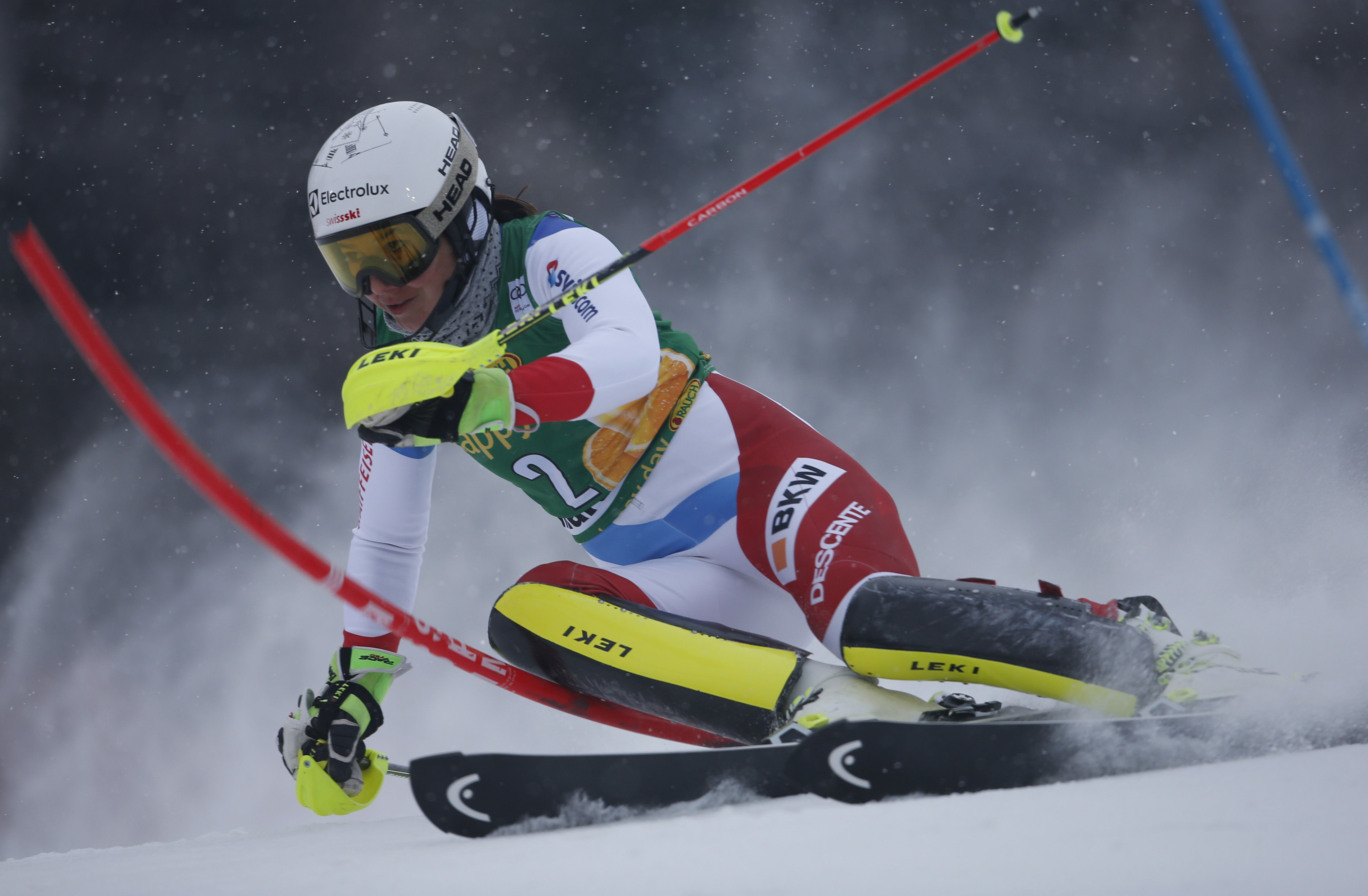 Shiffrin wins WCup slalom despite skiing over broken gate