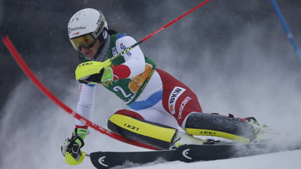 Shiffrin wins WCup slalom despite skiing over broken gate