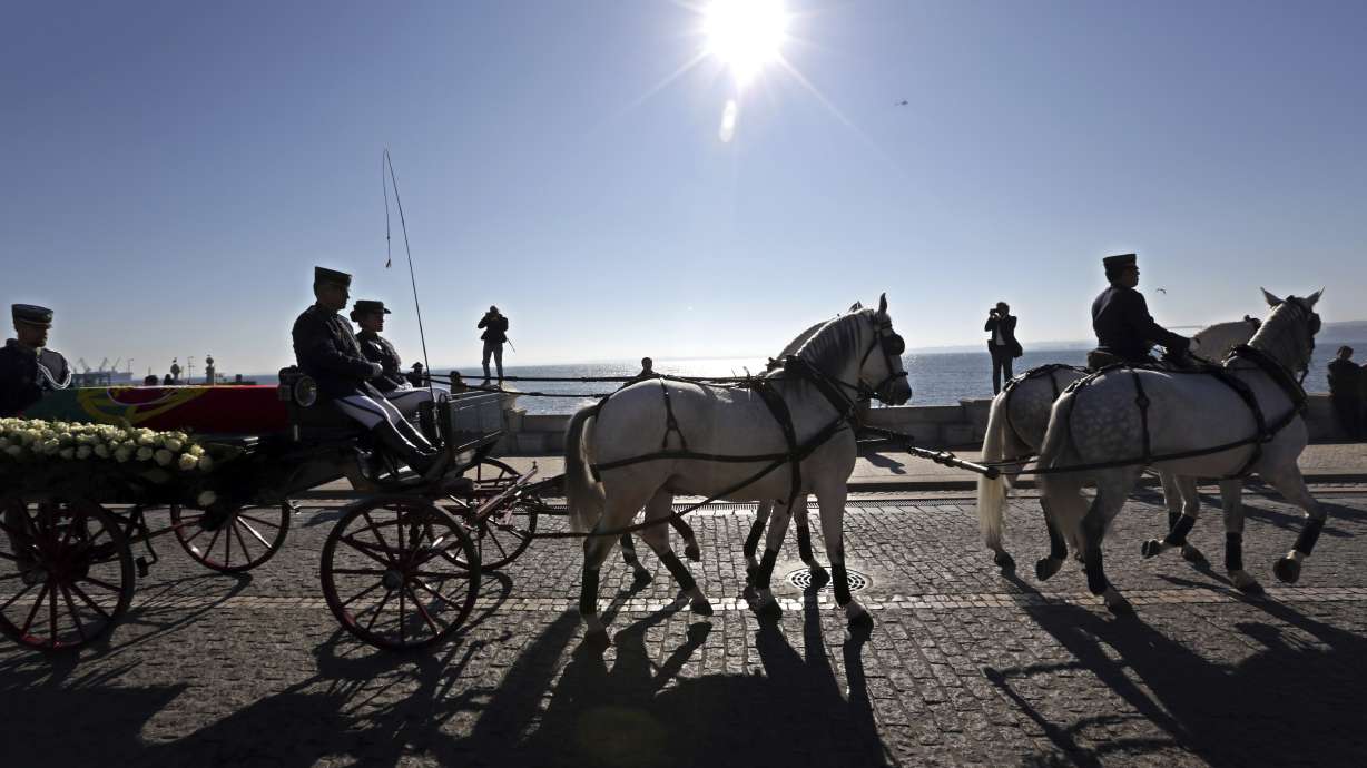 Foreign dignitaries attend funeral of former Portugal leader