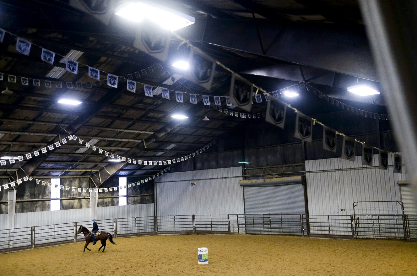 Utah barrel racer overcomes paralysis to earn pro card