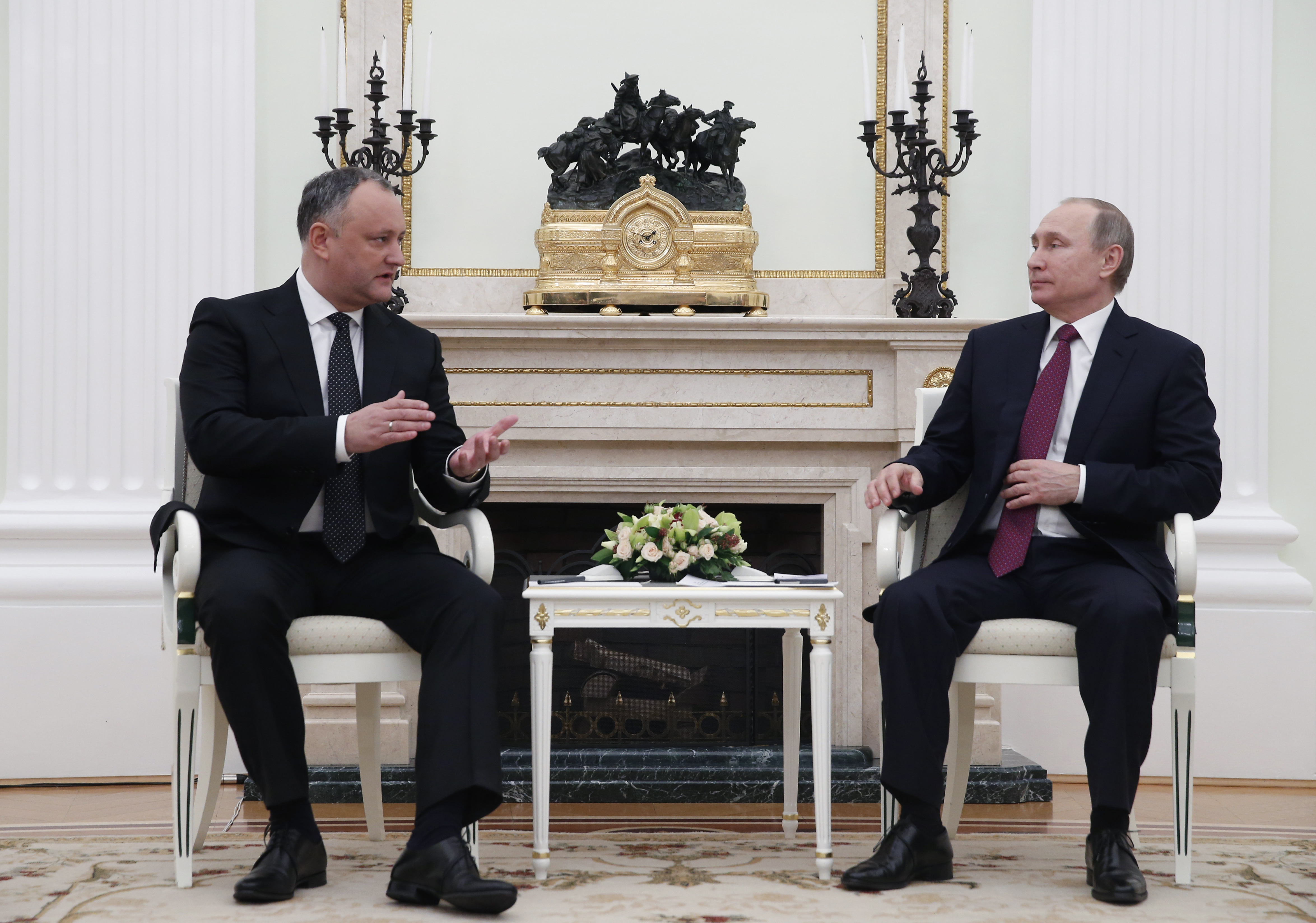 Moldovan president visits Russia, hints of ending EU pact