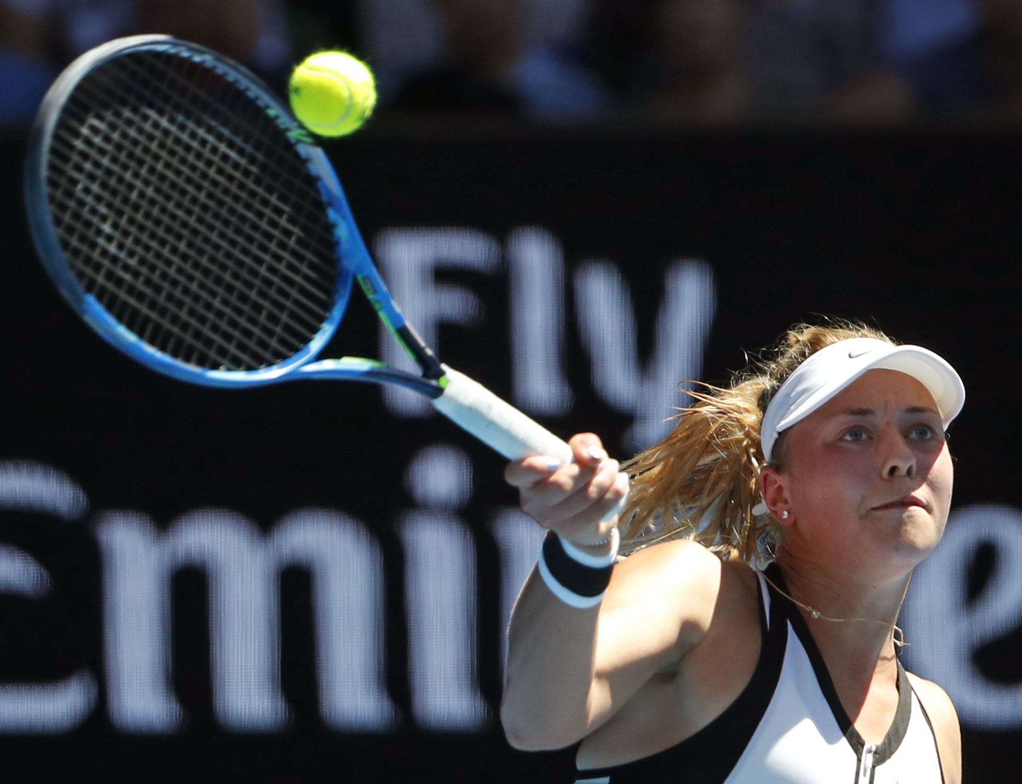 'Crazy' good: Federer into 4th round at Australian Open