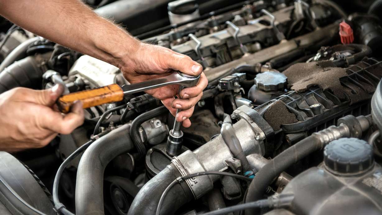 Make Your Week: A mechanic loans his own car, stranger helps mother in parking lot