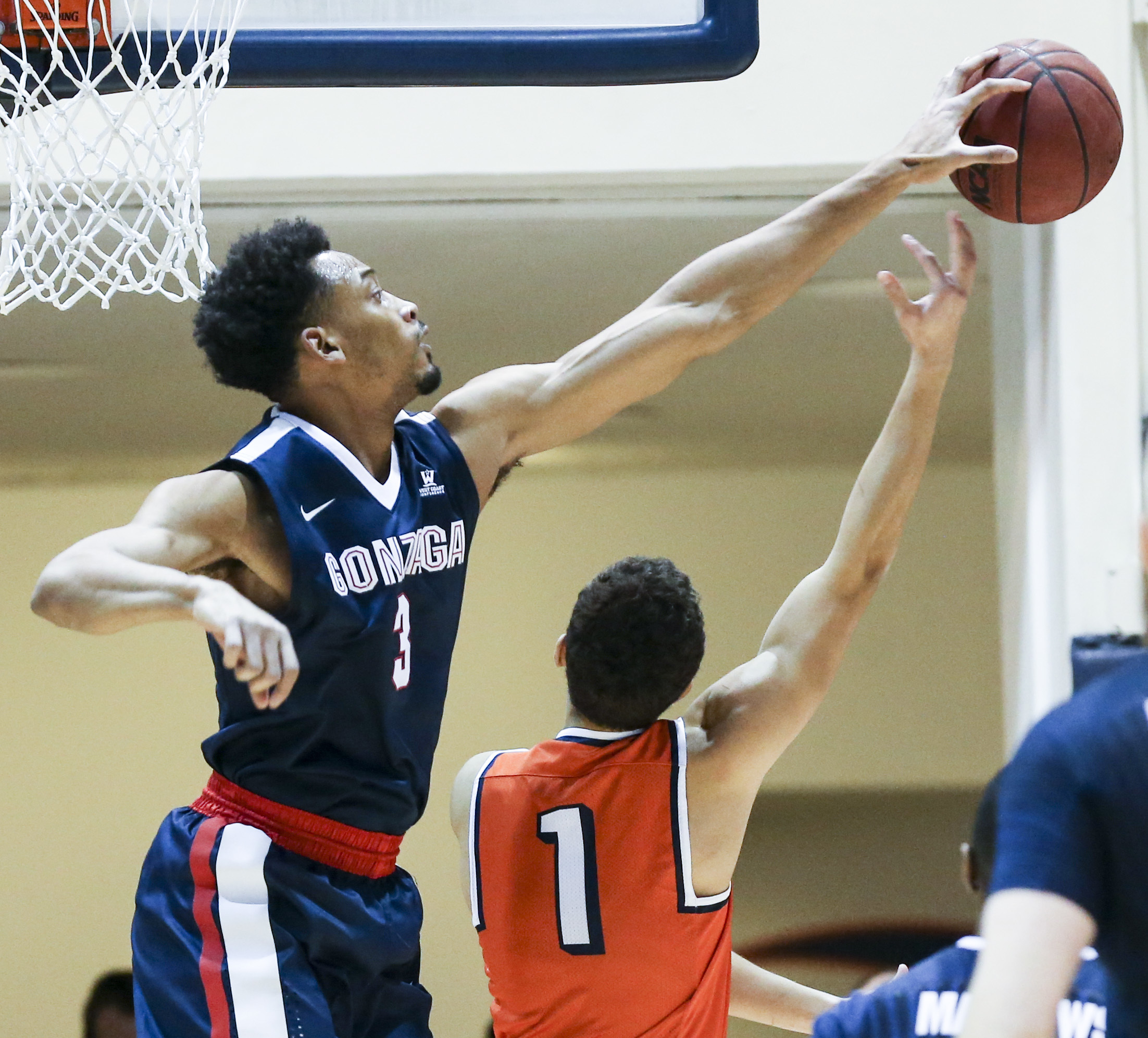 Gonzaga guard Johnathan Williams, left, blocks a shot by Pepperdine guard Elijah Lee during the first half of an NCAA college basketball game Saturday, Jan. 28, 2017, in Malibu, Calif.. (AP Photo/Ringo H.W. Chiu)