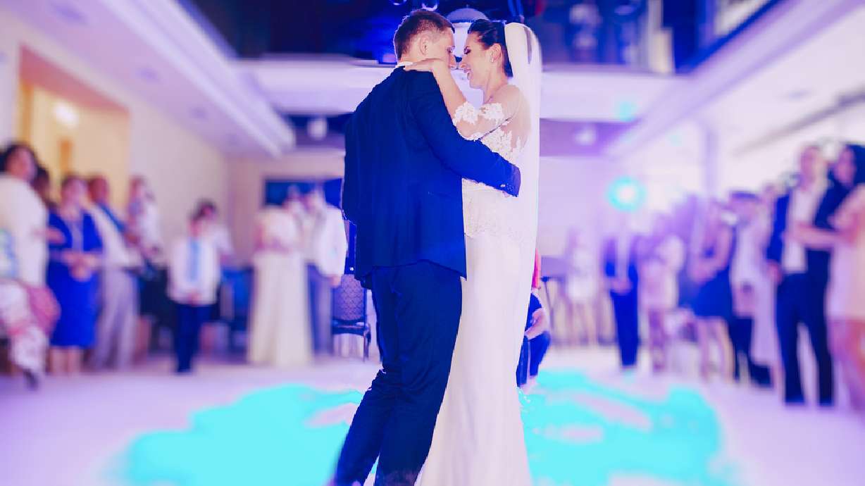 Couples are spending a record amount to get married