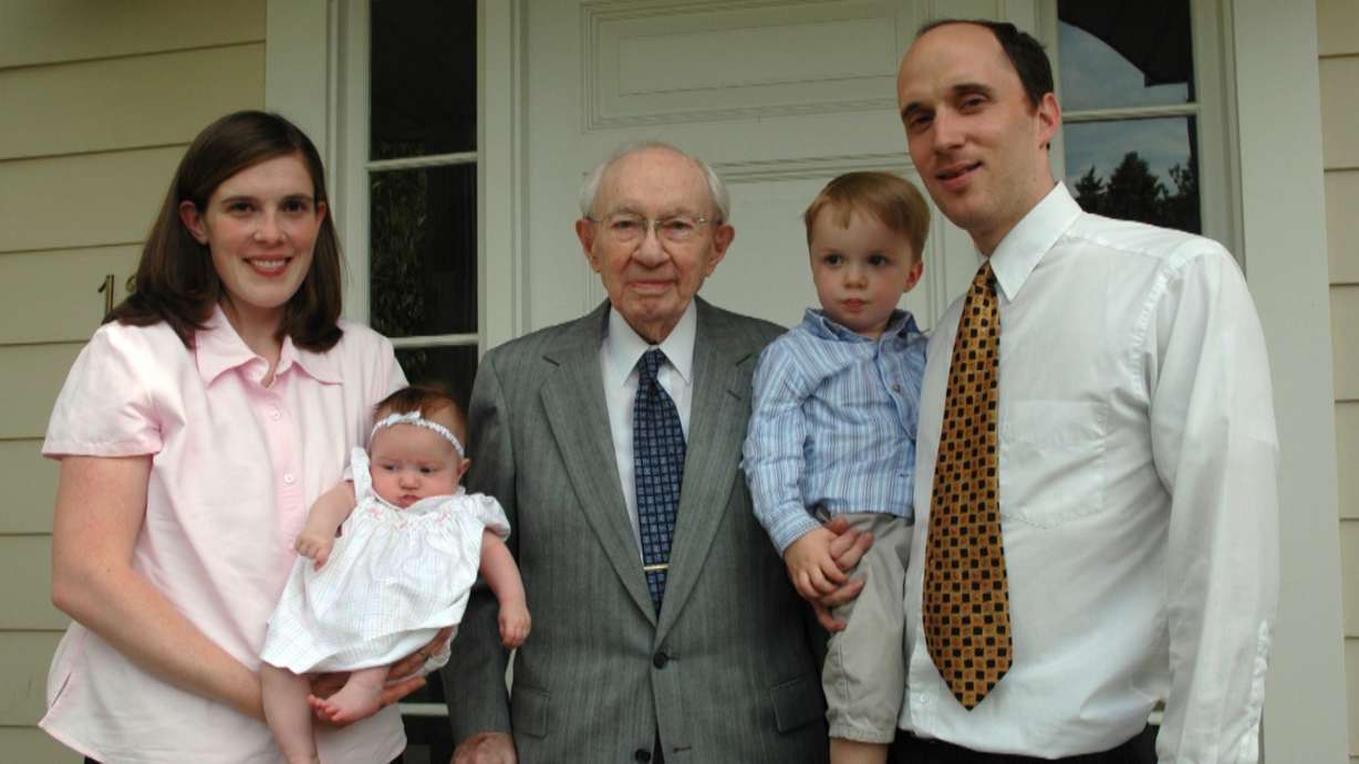 David Hinckley and his family photographed with David's grandfather and former LDS Church President Gordon B. Hinckley. (Photo: Courtesy David Hinckley)