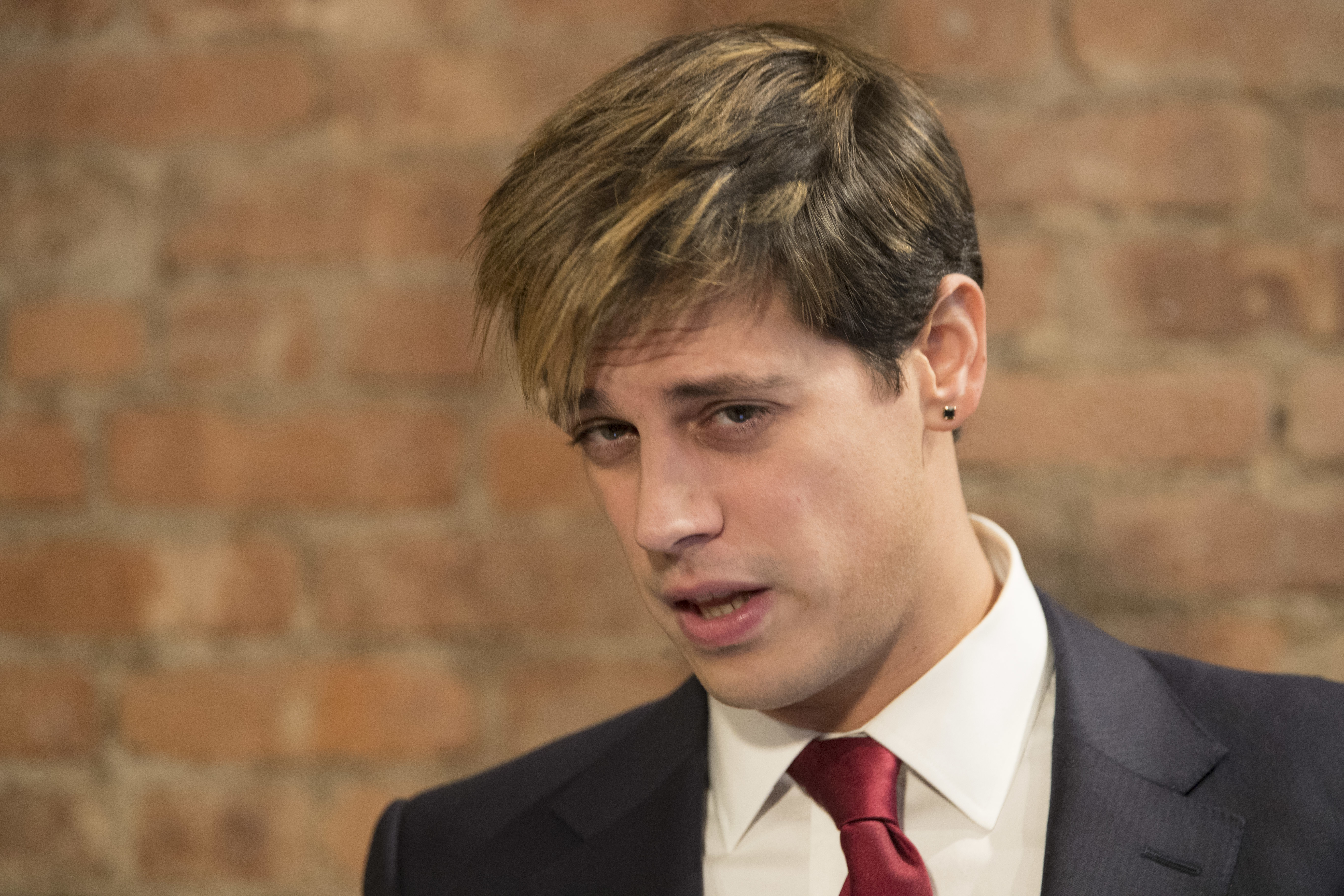 Milo Yiannopoulos apologizes for remarks, quits Breitbart