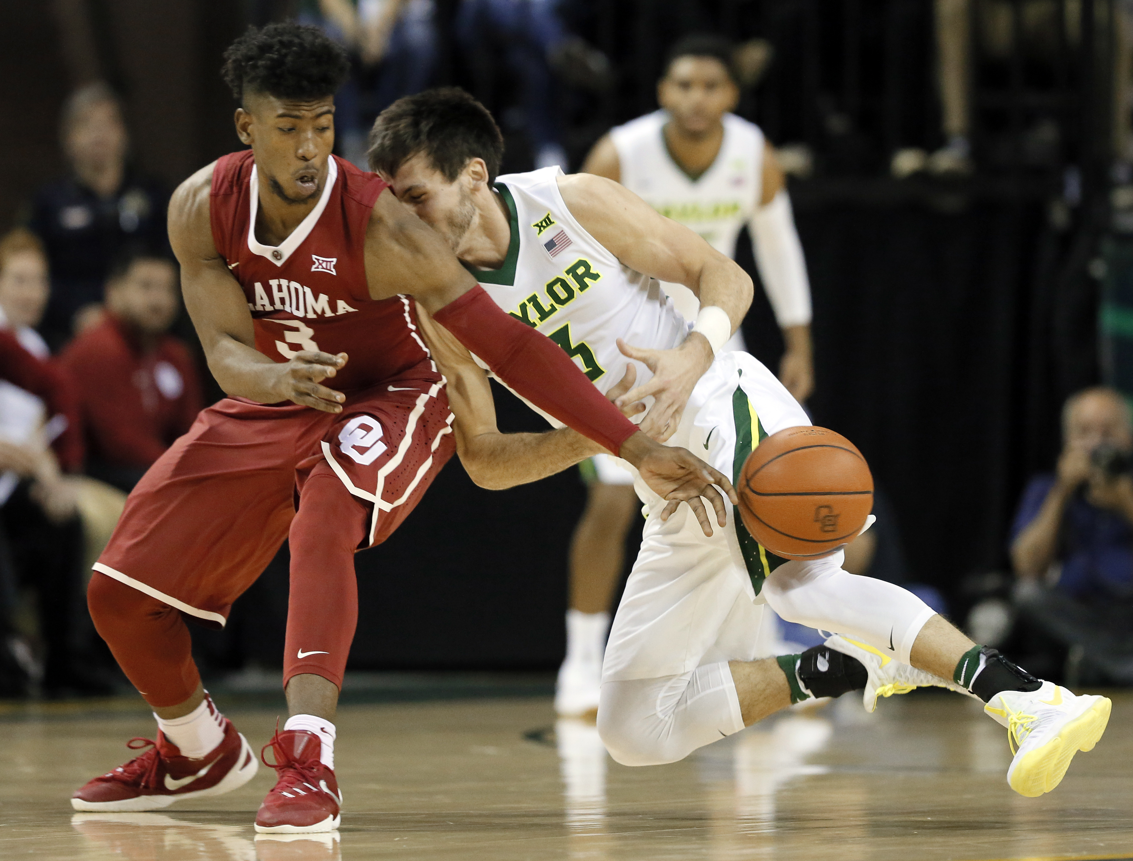 No. 9 Baylor holds on 60-54 over Oklahoma to stay in 2nd