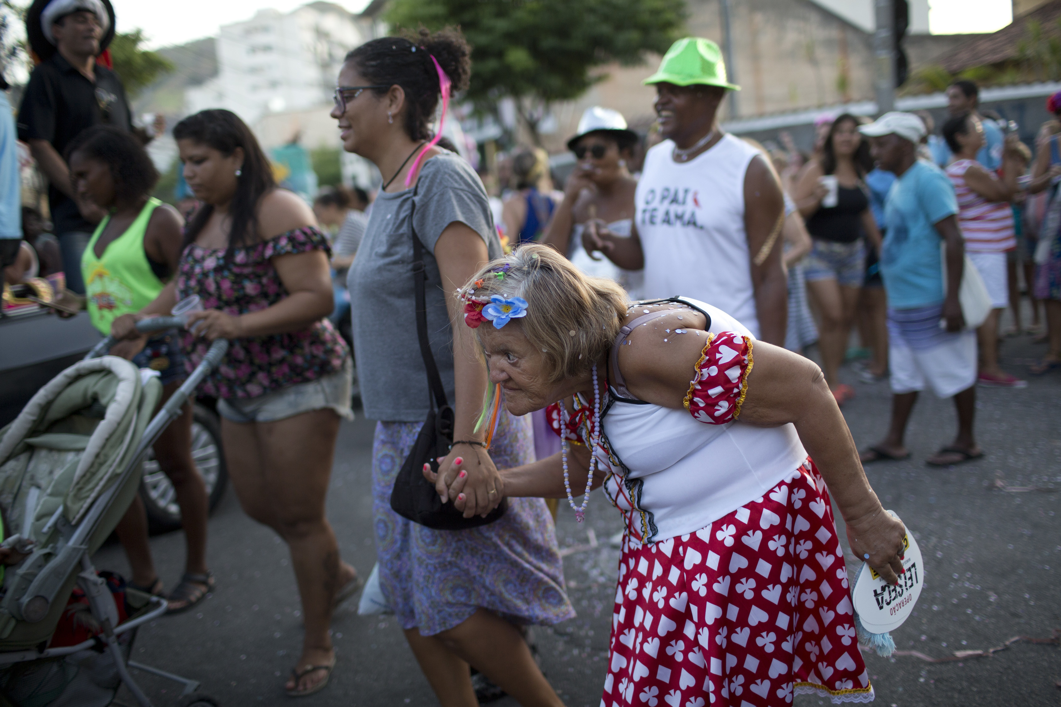 Brazil's Carnival begins with parades, parties but no mayor